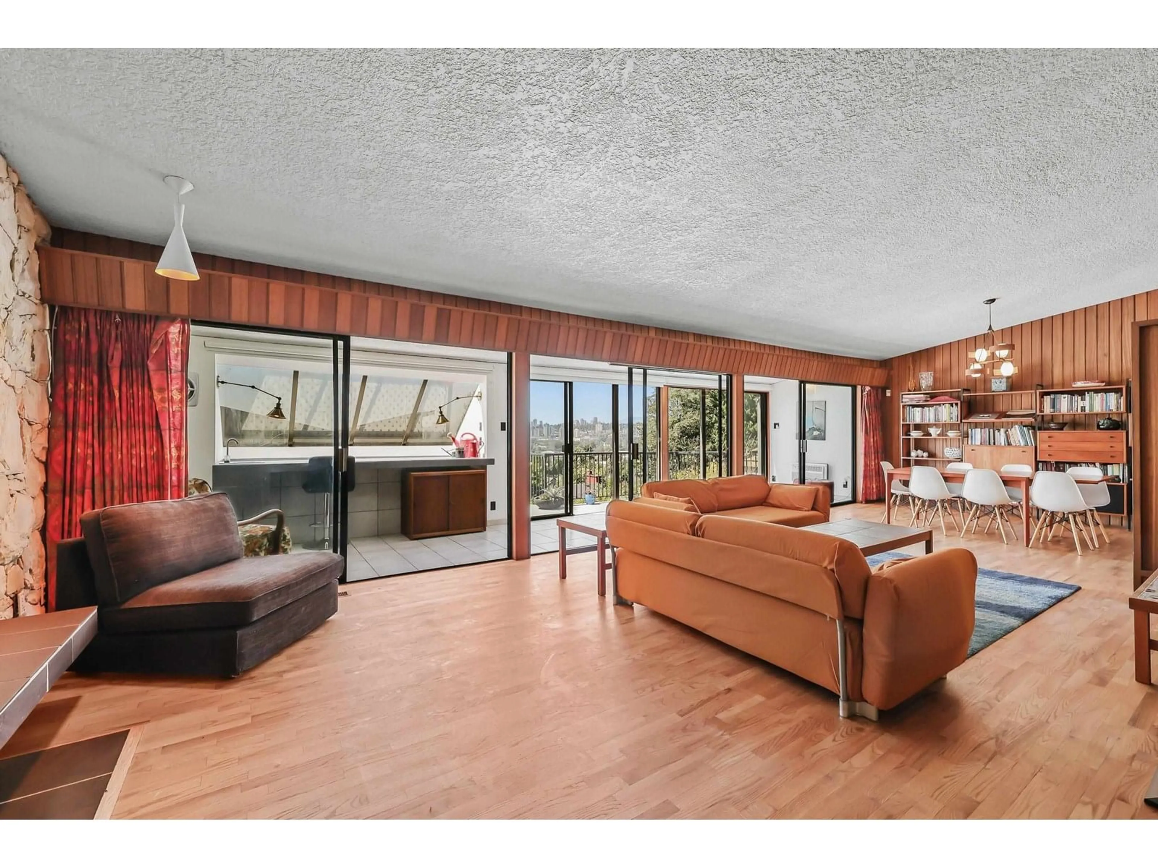 Living room with furniture, wood/laminate floor for 12529 104, Surrey British Columbia V3V3H5
