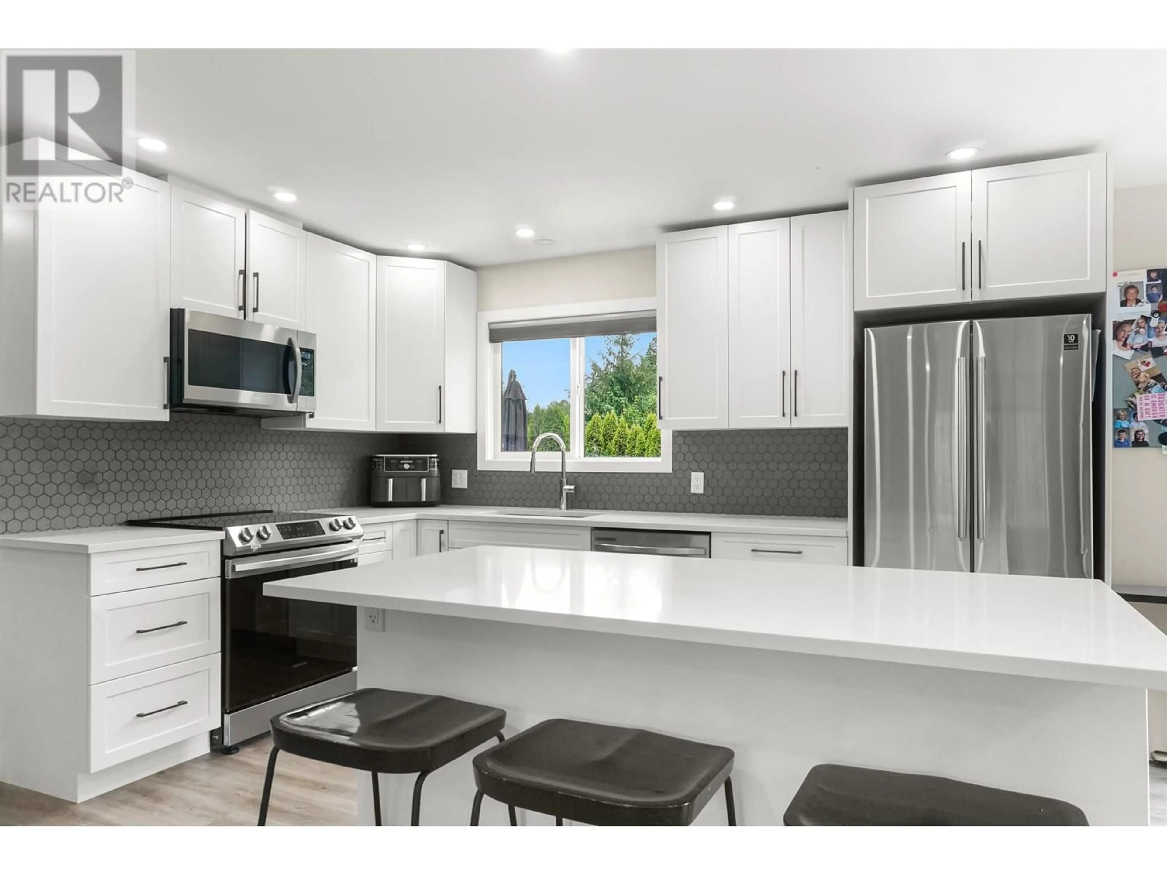 Open concept kitchen, ceramic/tile floor for 5125 MEDEEK AVENUE, Terrace British Columbia V8G1C9