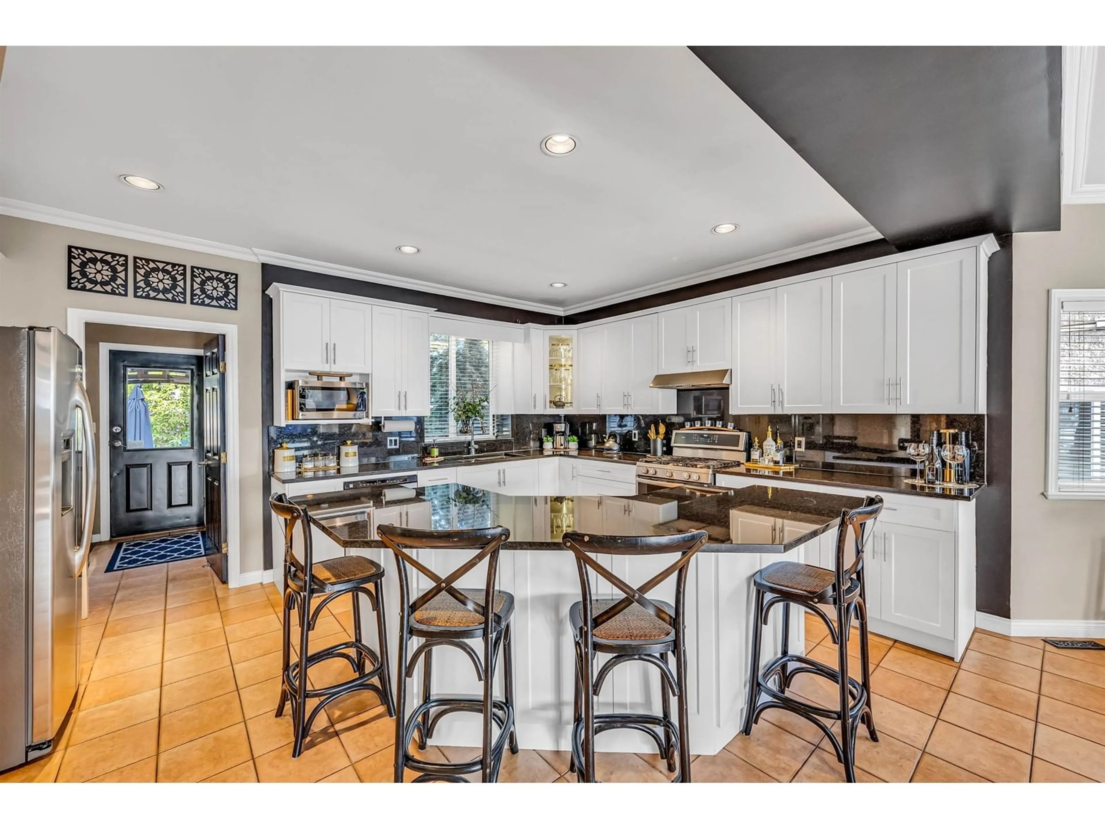 Open concept kitchen, ceramic/tile floor for 16541 78, Surrey British Columbia V4N0M3