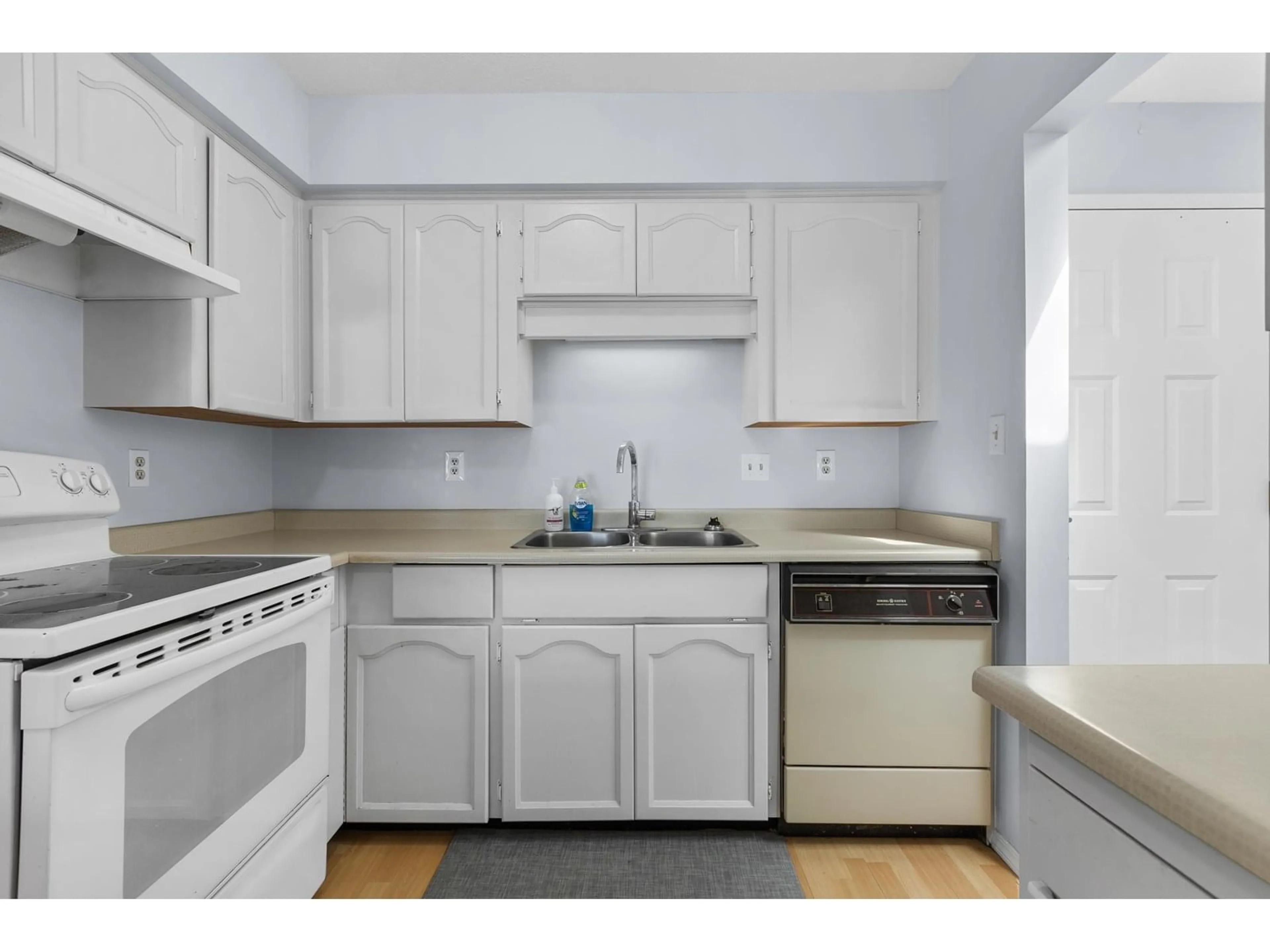 Standard kitchen, unknown for 307 - 2425 CHURCH, Abbotsford British Columbia V2T3J8