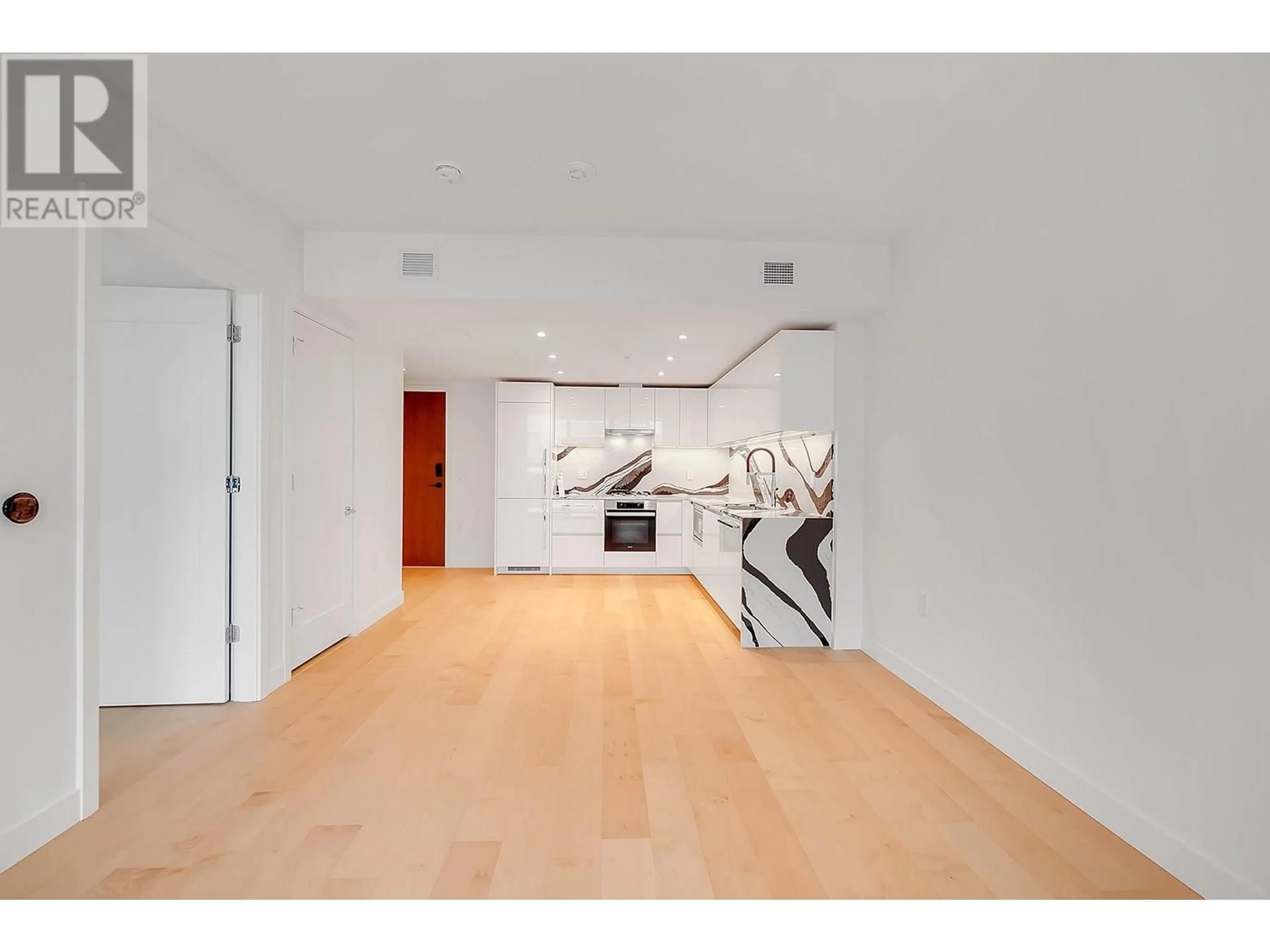 Indoor foyer for 412 - 135 13TH STREET, North Vancouver British Columbia V7L0J8