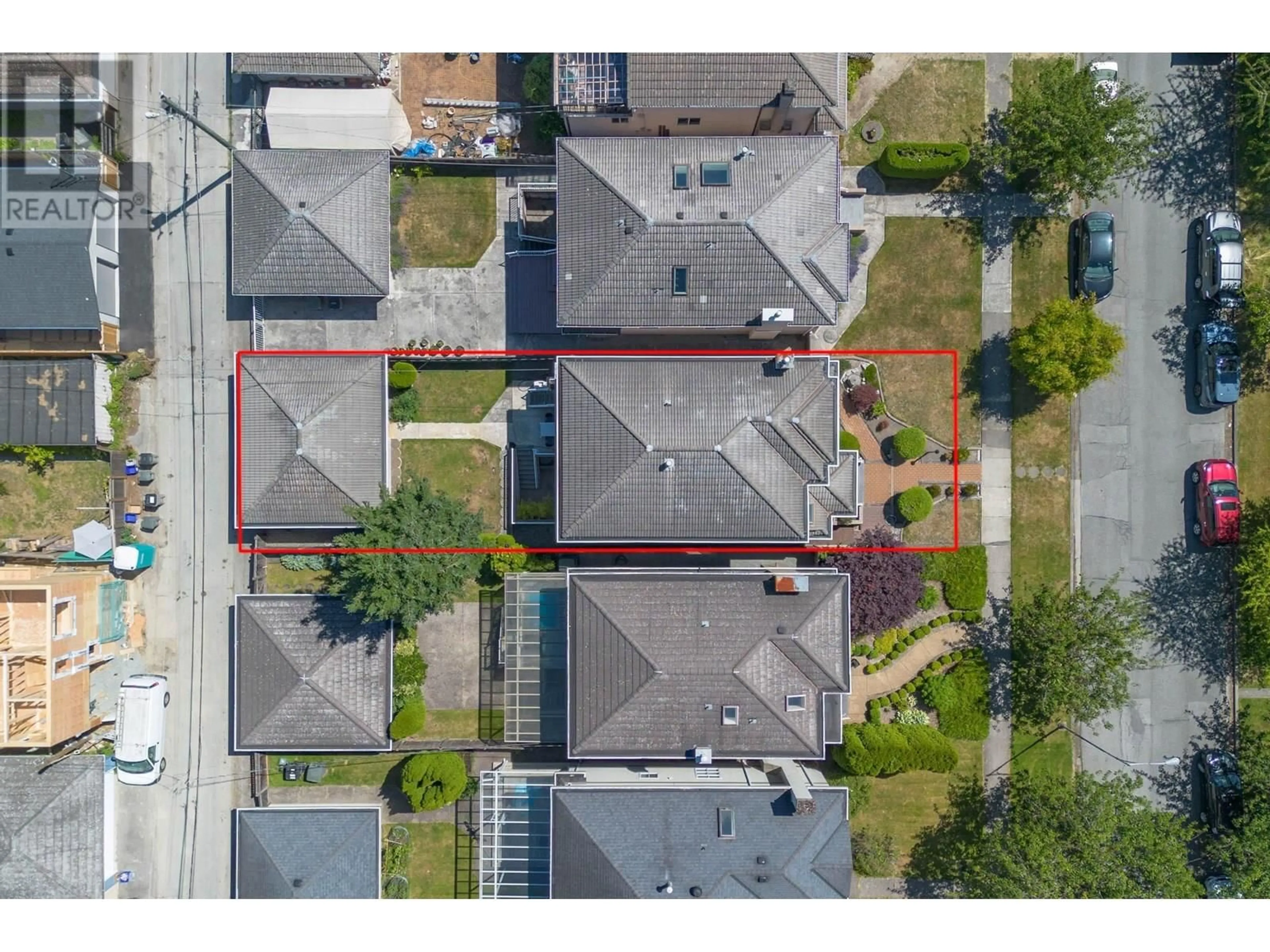 A pic from outside/outdoor area/front of a property/back of a property/a pic from drone, street for 2755 20TH AVENUE, Vancouver British Columbia V6L1H1