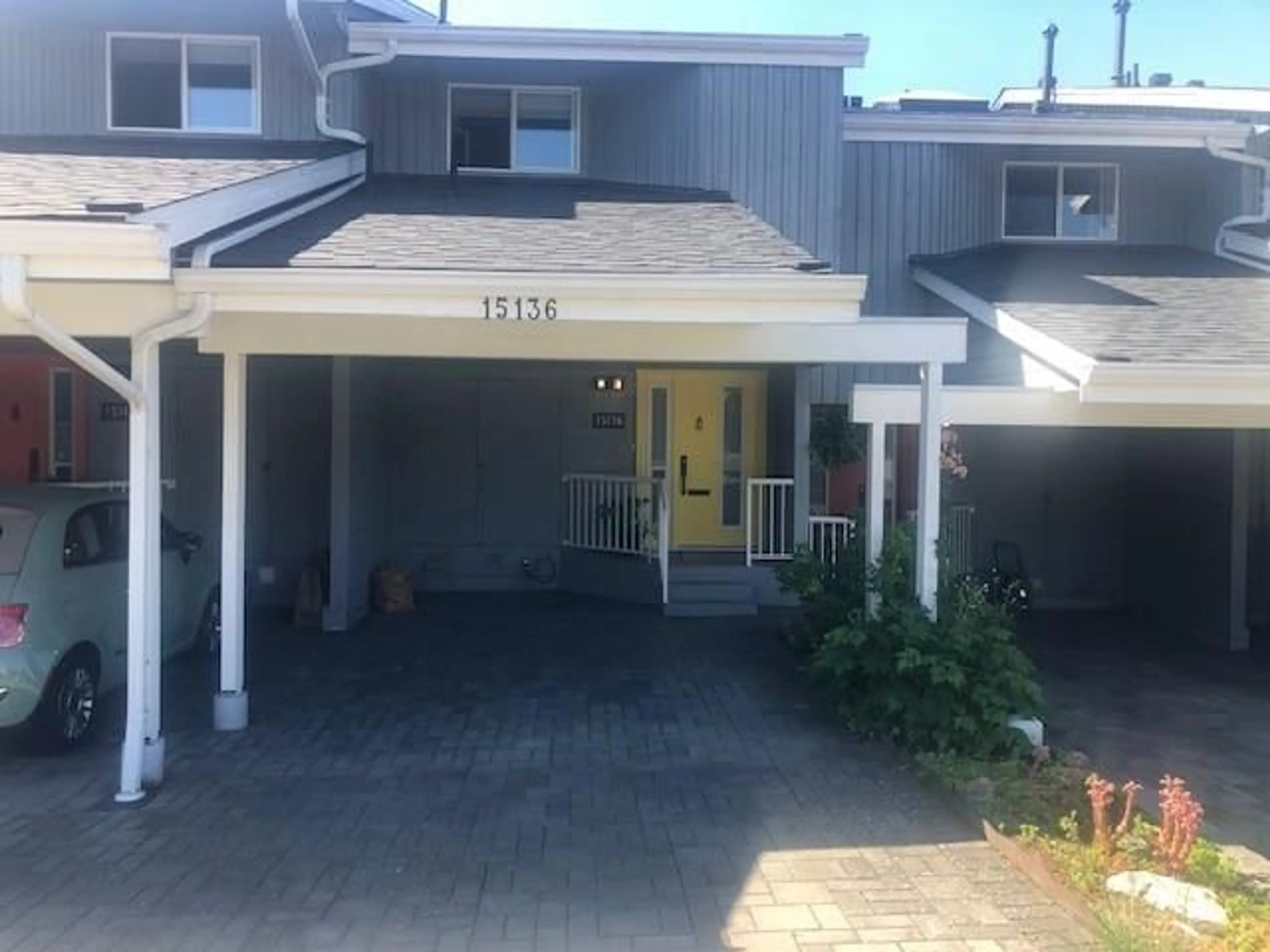 Home with vinyl exterior material, street for 15136 BEACHVIEW, White Rock British Columbia V4B1P6