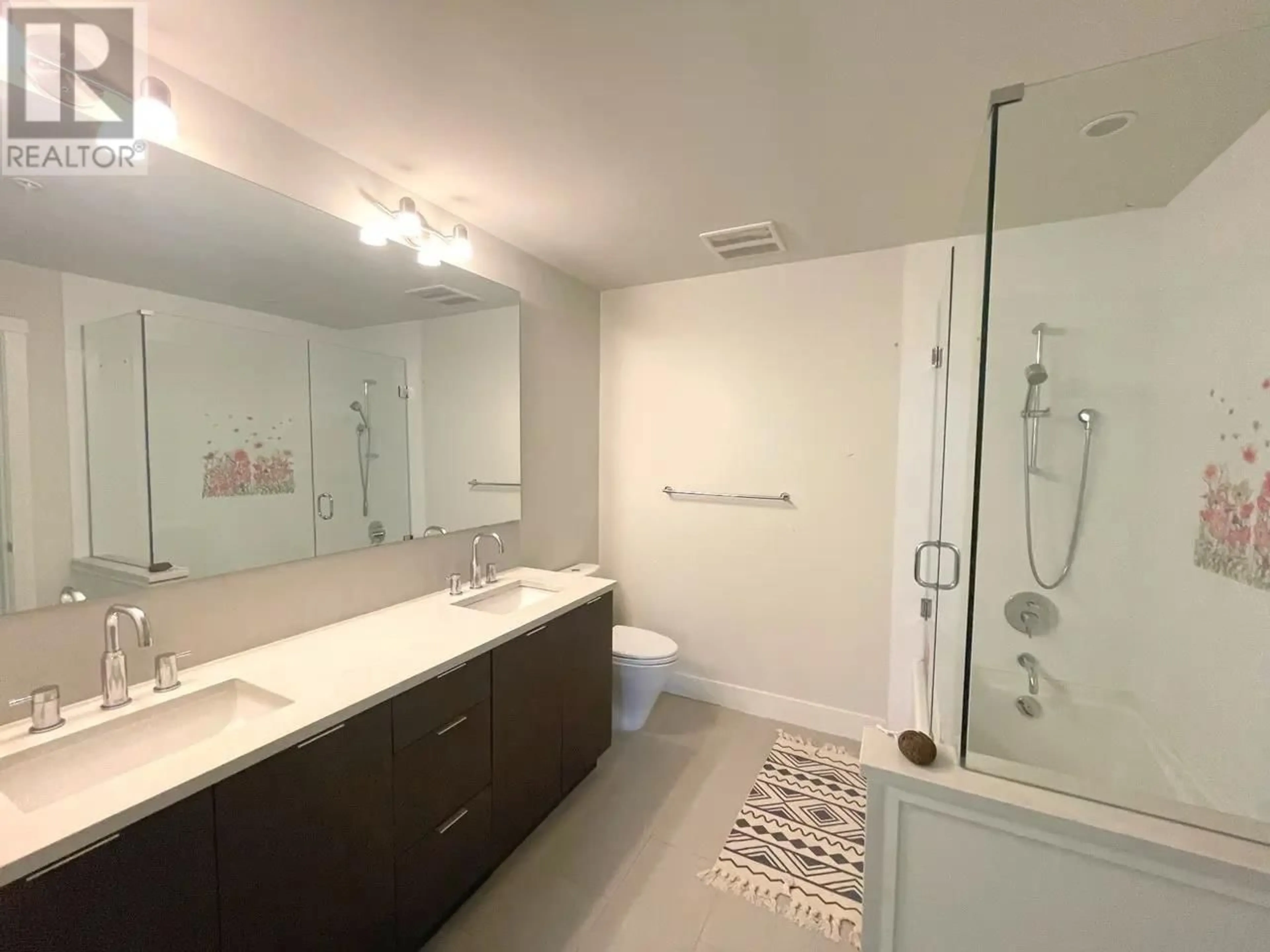 Standard bathroom, ceramic/tile floor for 6180 OAK STREET, Vancouver British Columbia V6M2W2