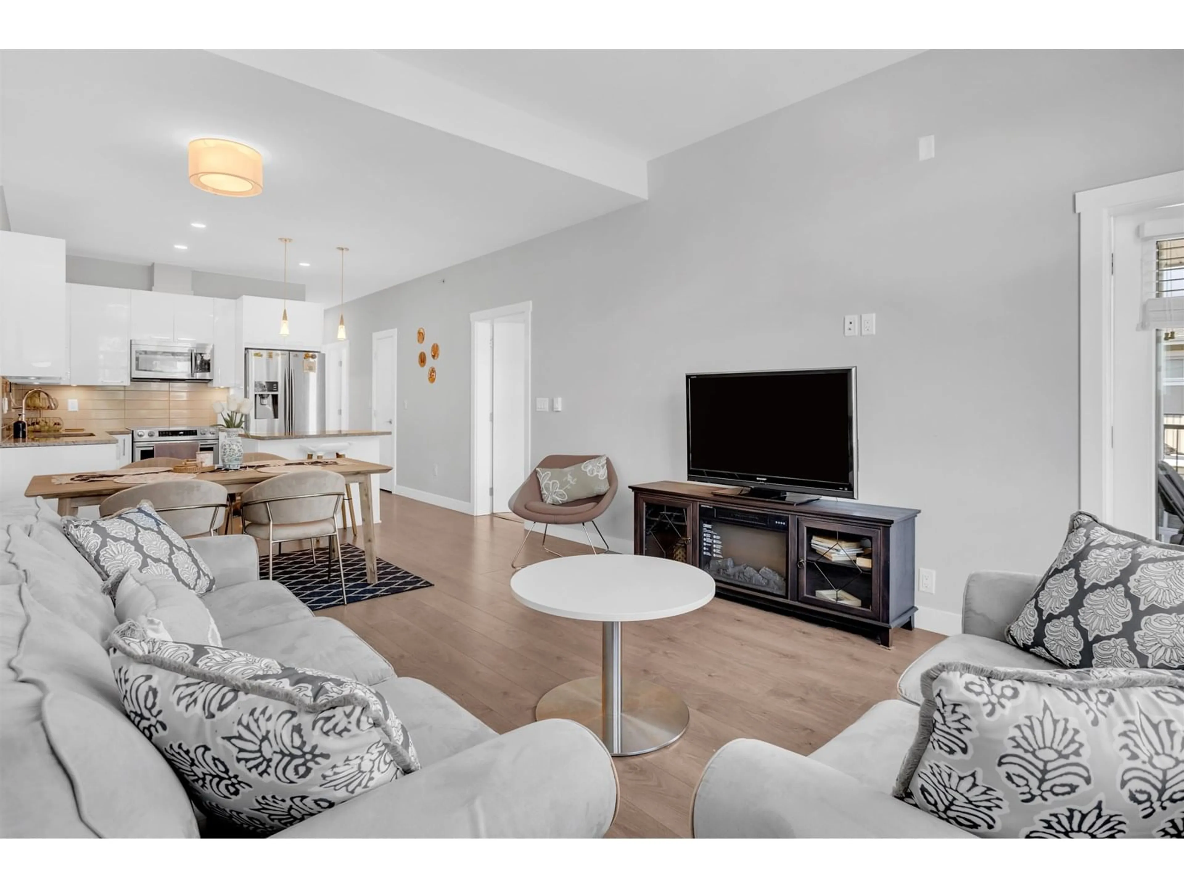 Living room with furniture, unknown for 517 - 20696 EASTLEIGH, Langley British Columbia V3A0M3
