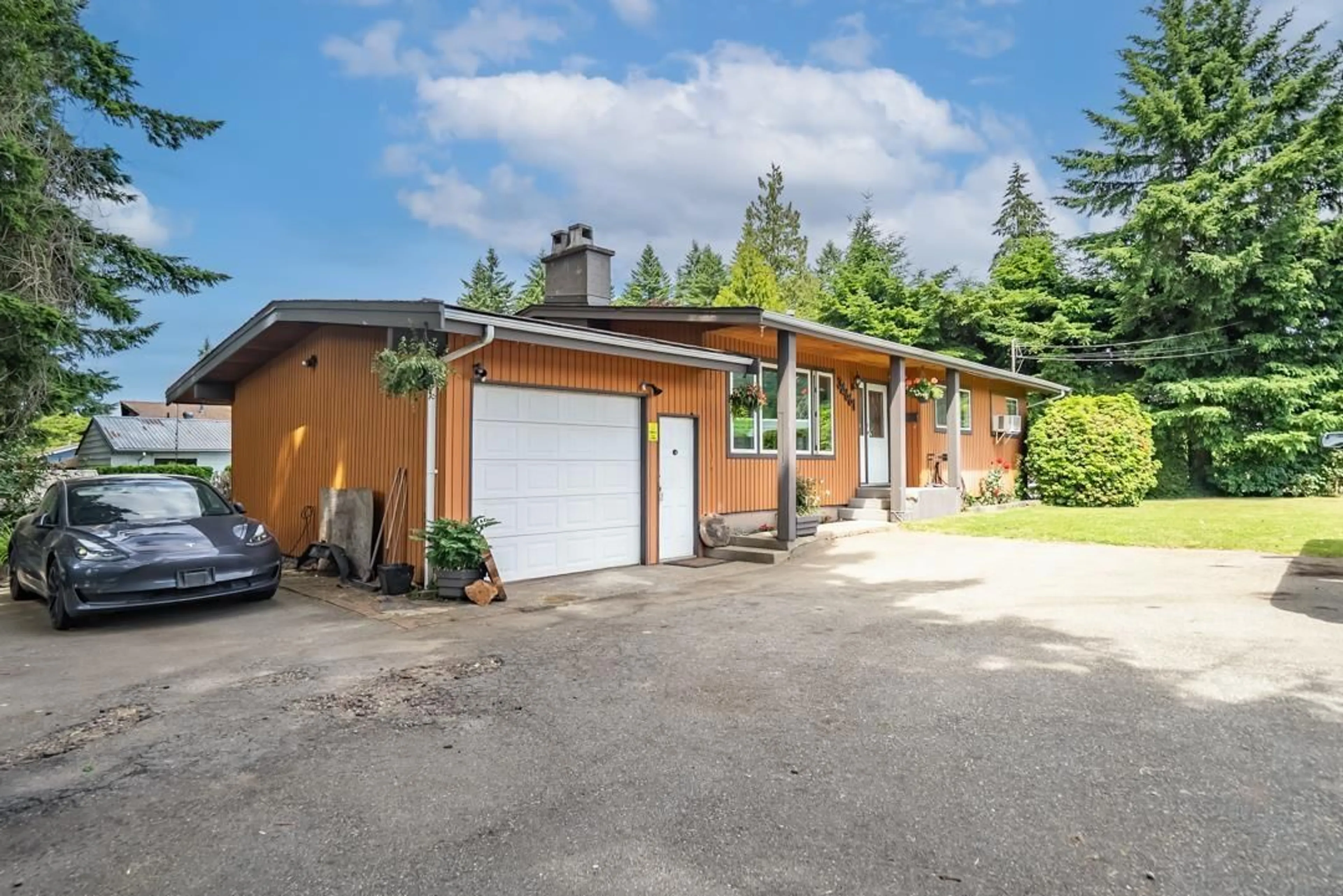 A pic from outside/outdoor area/front of a property/back of a property/a pic from drone, street for 34661 OLD CLAYBURN, Abbotsford British Columbia V2S4H5