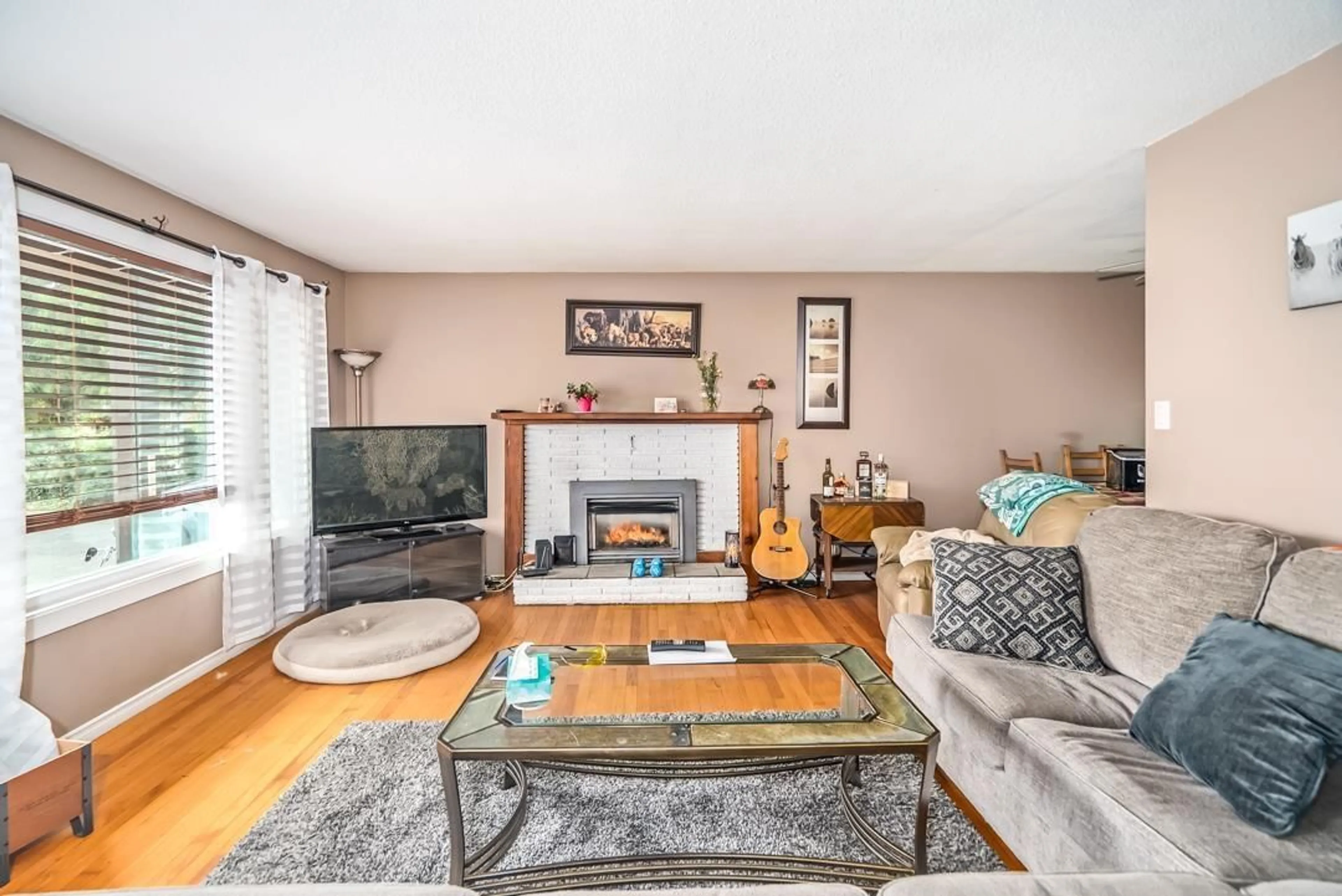 Living room with furniture, wood/laminate floor for 34661 OLD CLAYBURN, Abbotsford British Columbia V2S4H5