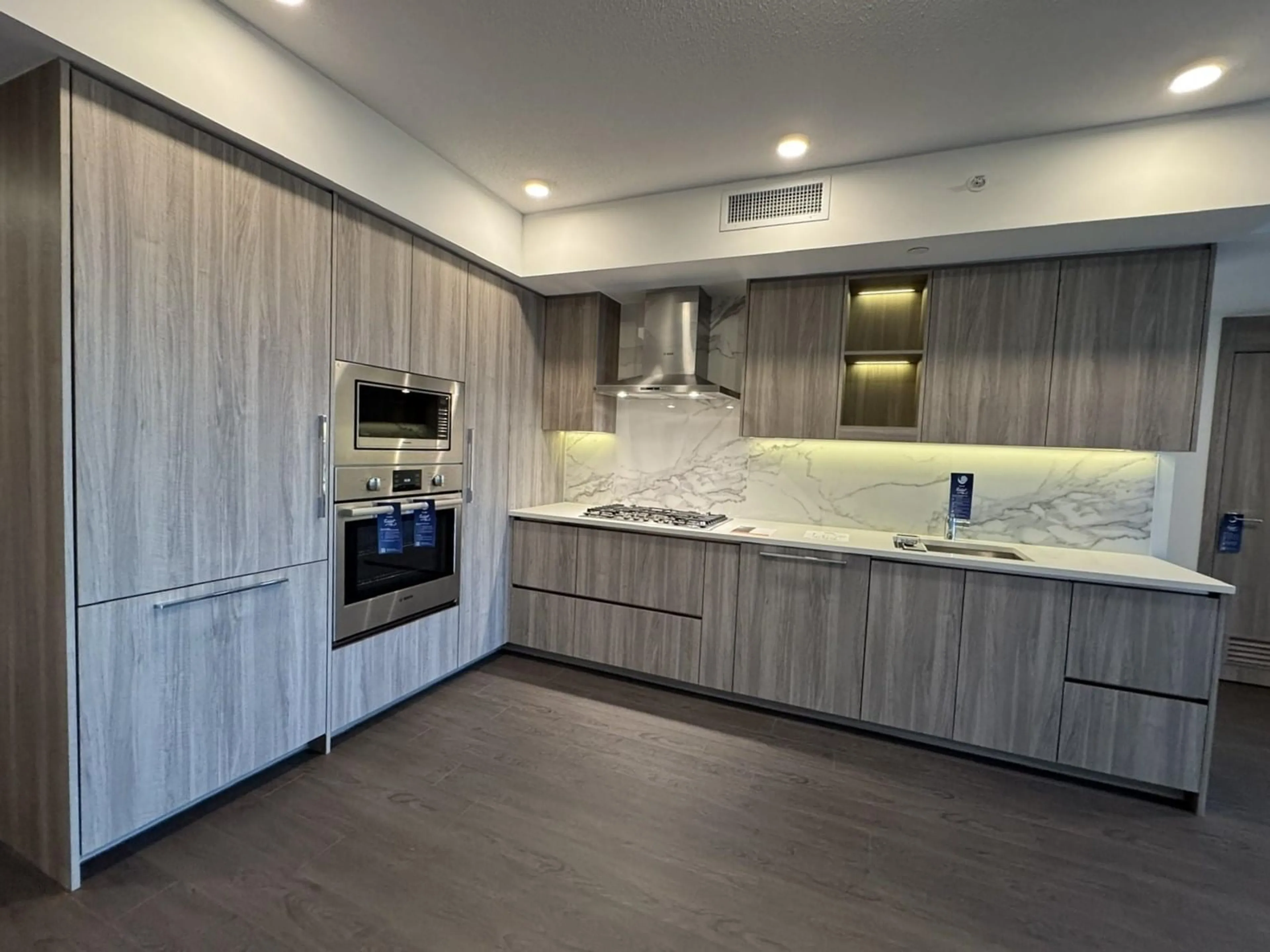 Open concept kitchen, wood/laminate floor for 2204 - 13778 100, Surrey British Columbia V3T0V3