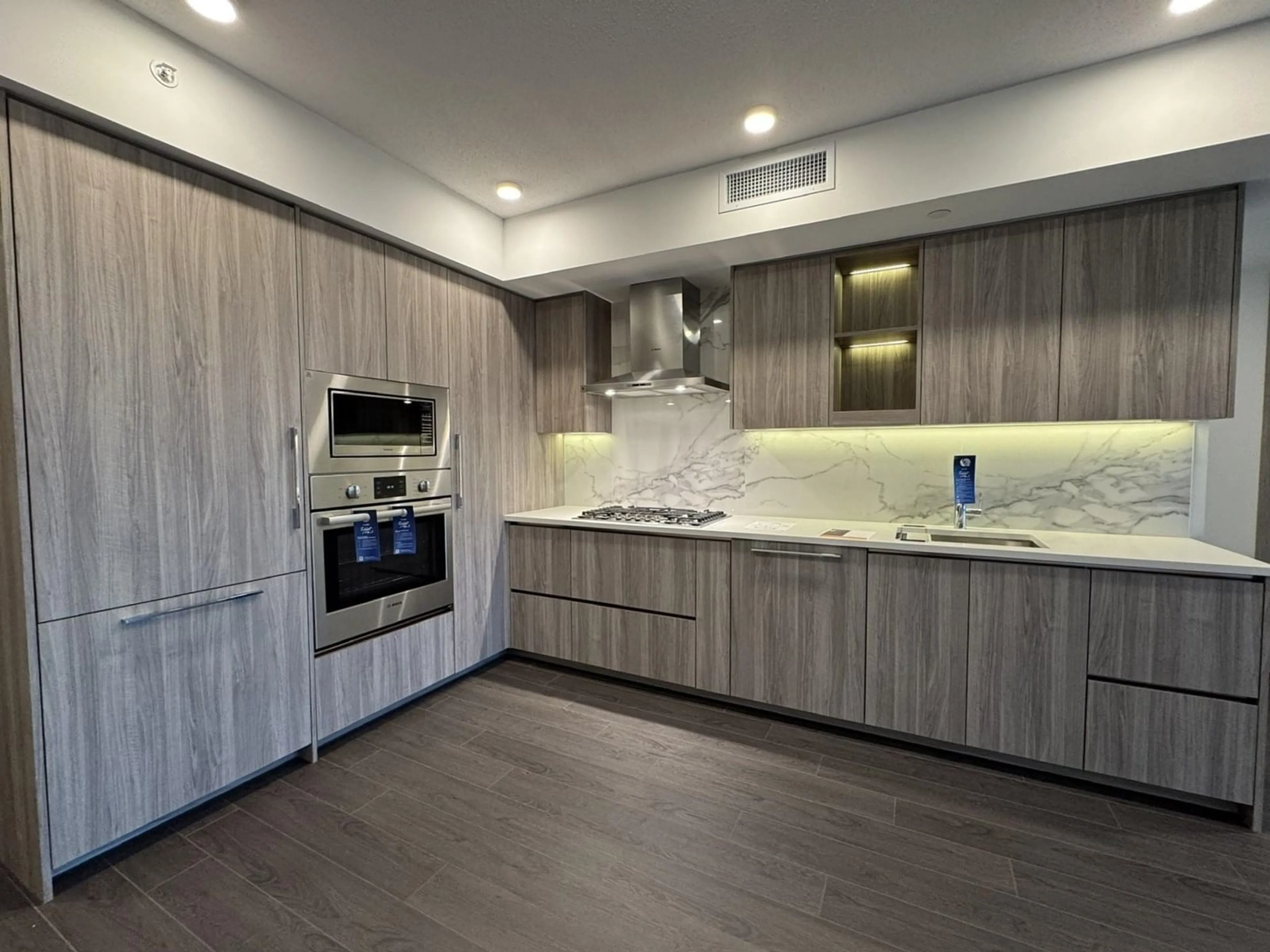 Open concept kitchen, wood/laminate floor for 1904 - 13778 100, Surrey British Columbia V3T0V3