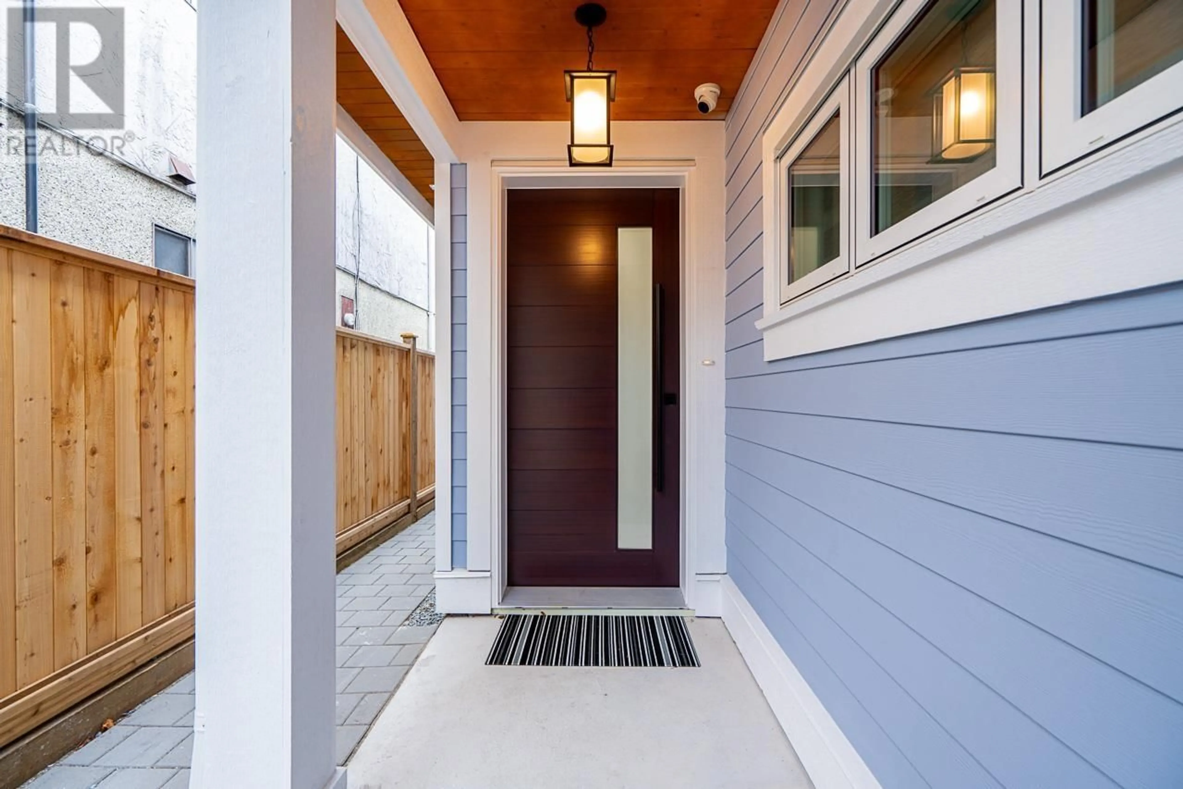 Indoor entryway for 2 - 1905 36TH AVENUE, Vancouver British Columbia V5P1C7