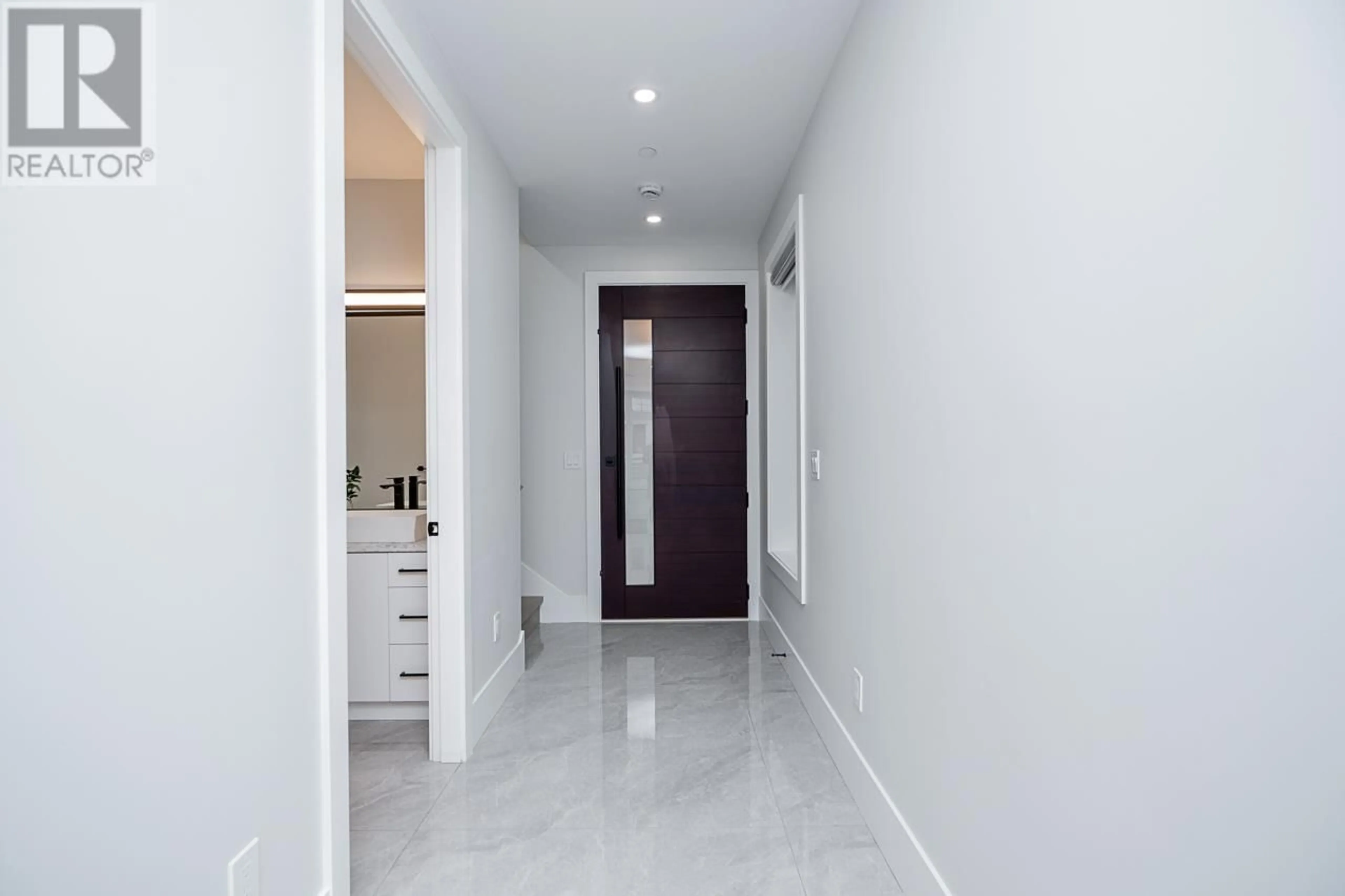 Indoor foyer for 2 - 1905 36TH AVENUE, Vancouver British Columbia V5P1C7