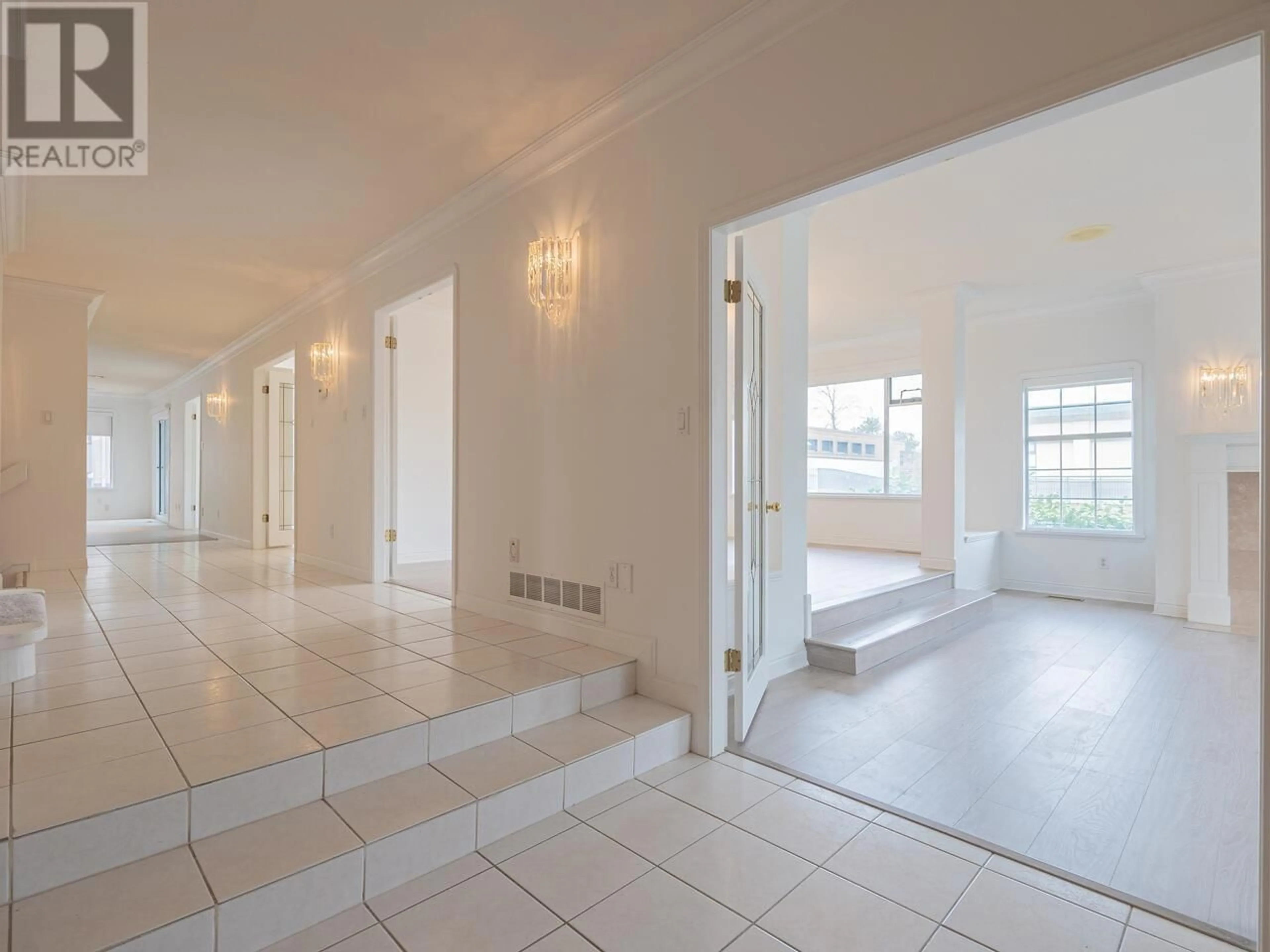 Indoor foyer for 65 - 5380 SMITH DRIVE, Richmond British Columbia V6V2K8