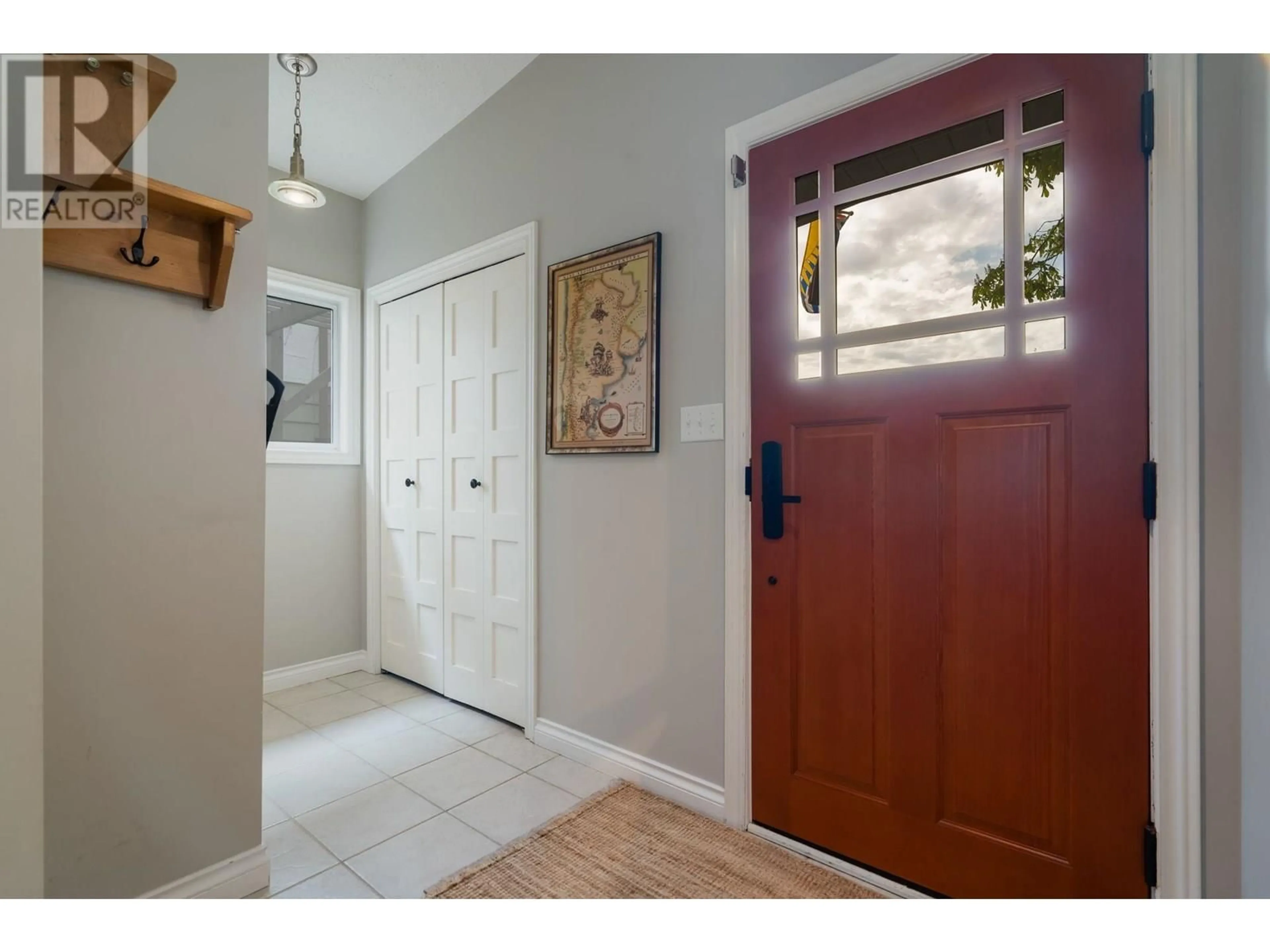 Indoor entryway for 1932 JONES AVENUE, North Vancouver British Columbia V7M2W5
