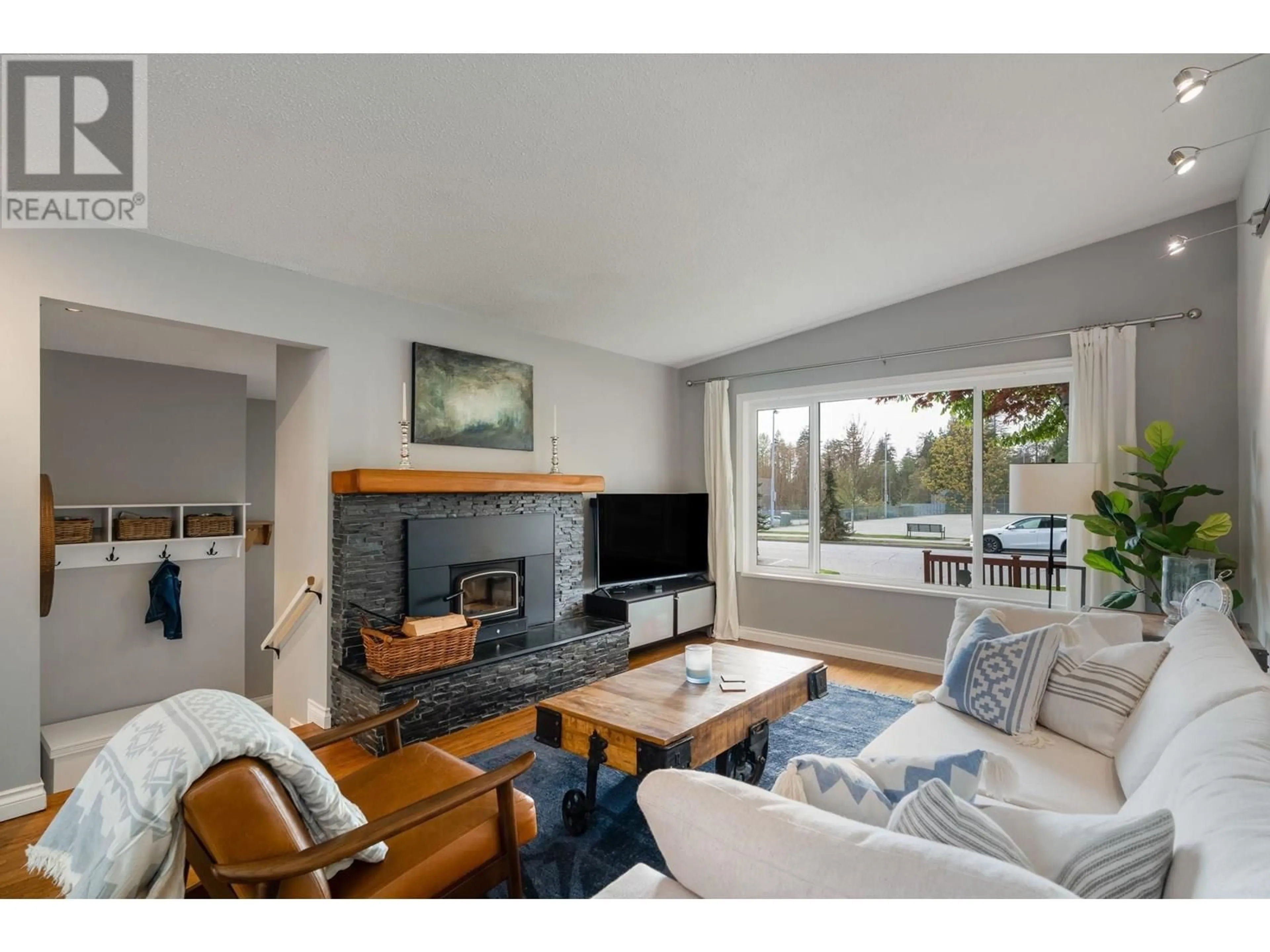 Living room with furniture, wood/laminate floor for 1932 JONES AVENUE, North Vancouver British Columbia V7M2W5