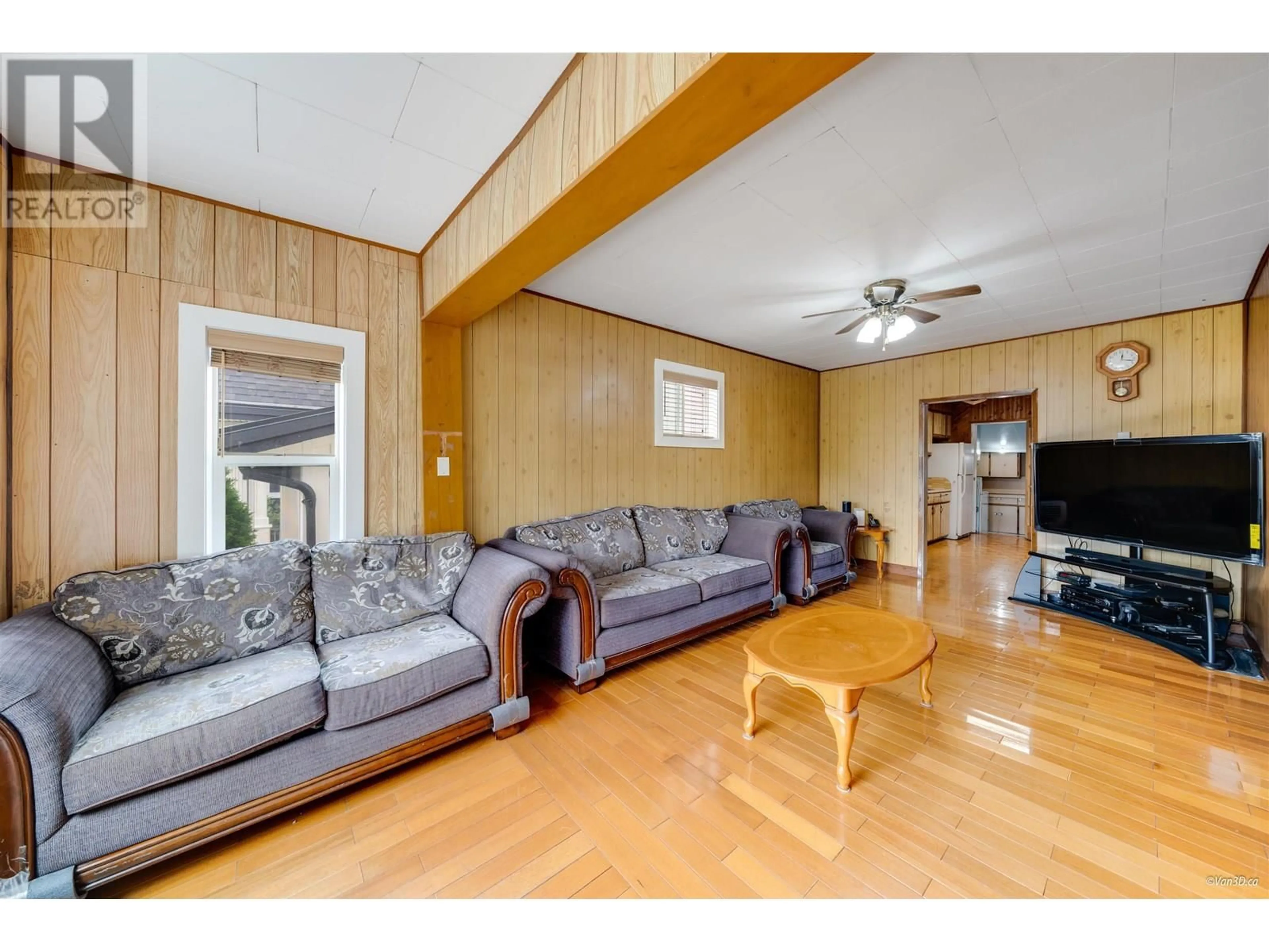 Living room with furniture, wood/laminate floor for 811B DUBLIN STREET, New Westminster British Columbia V3M2Y5