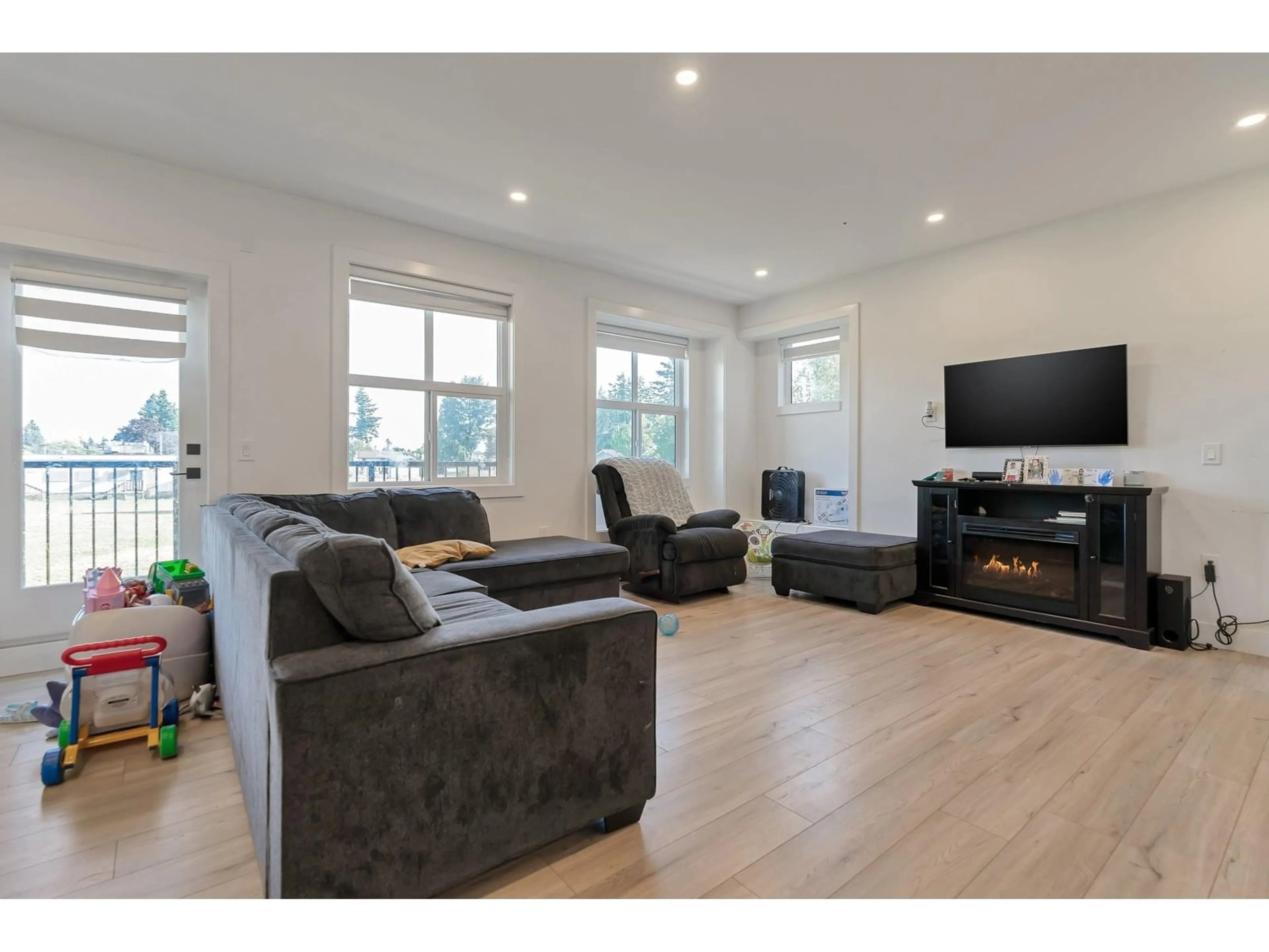 Living room with furniture, wood/laminate floor for 9 - 32160 PEARDONVILLE, Abbotsford British Columbia V2T0K4