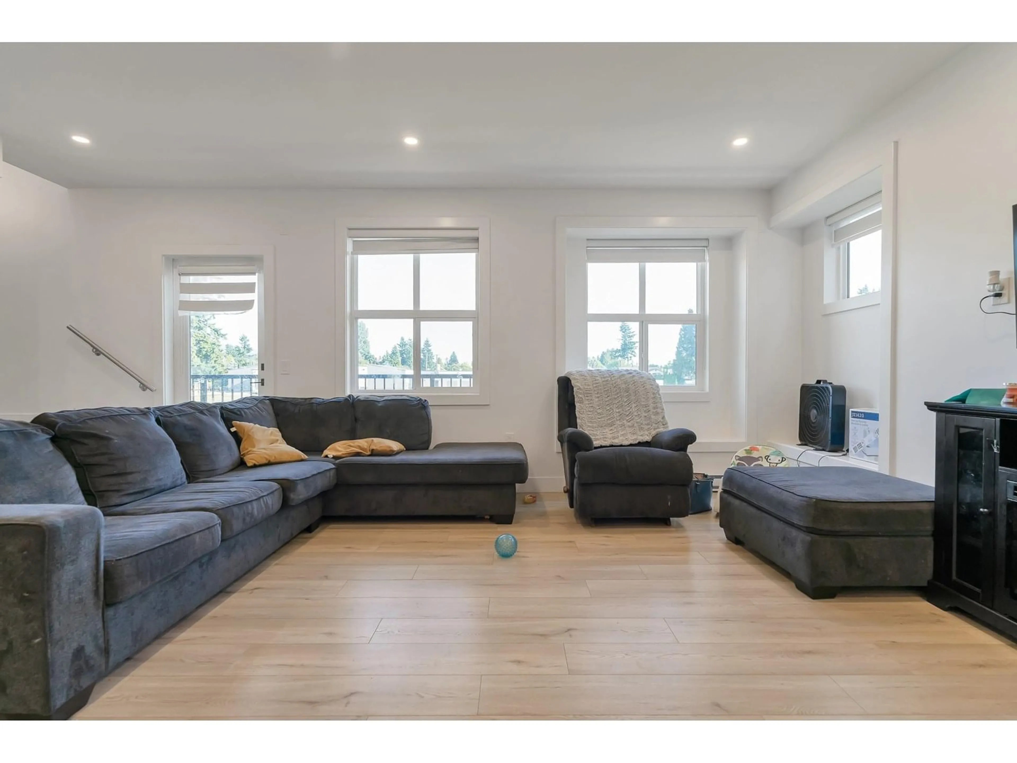 Living room with furniture, wood/laminate floor for 9 - 32160 PEARDONVILLE, Abbotsford British Columbia V2T0K4