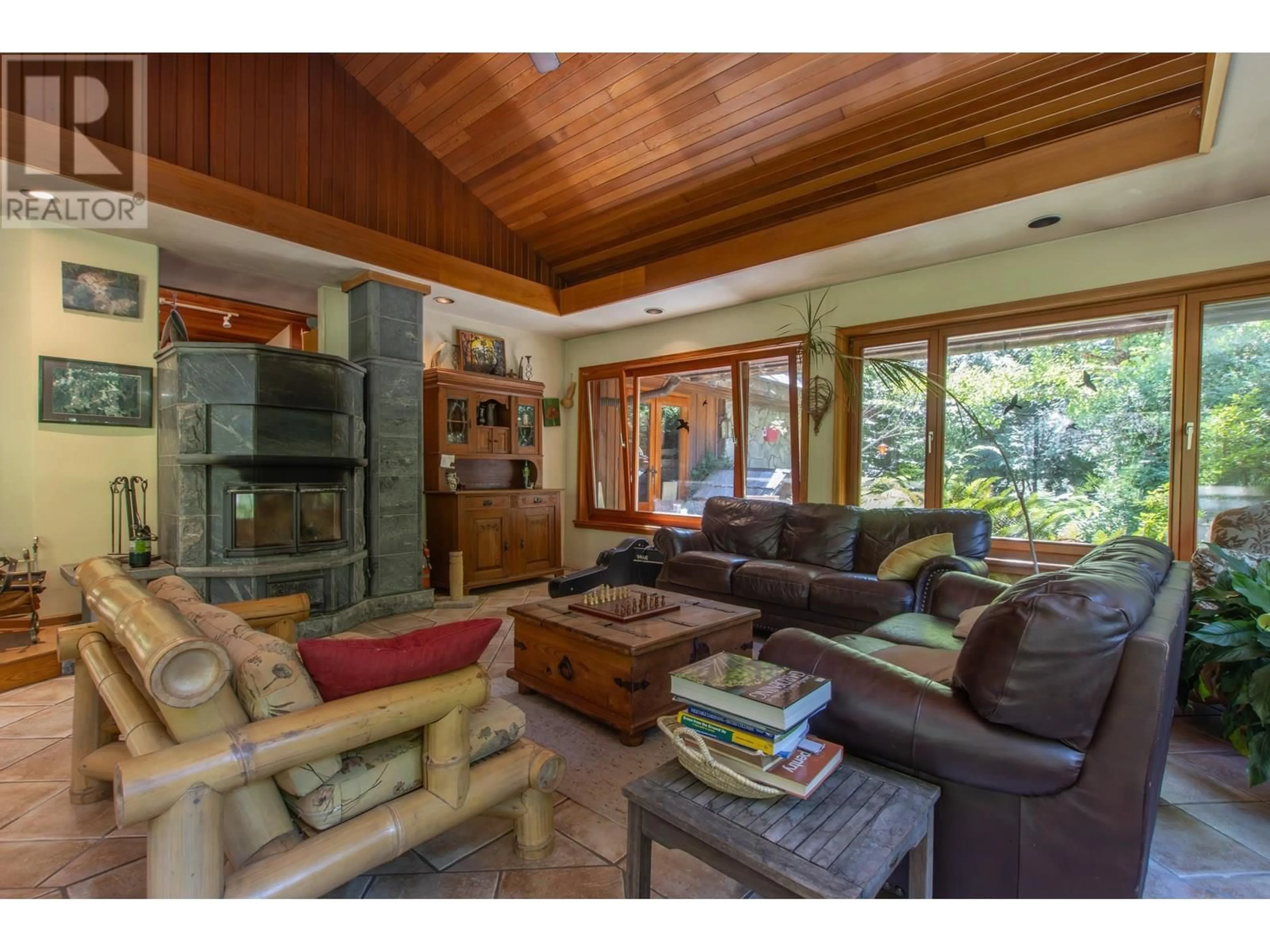 Living room with furniture, unknown for 5071 PARADISE VALLEY ROAD, Squamish British Columbia V0N1T0
