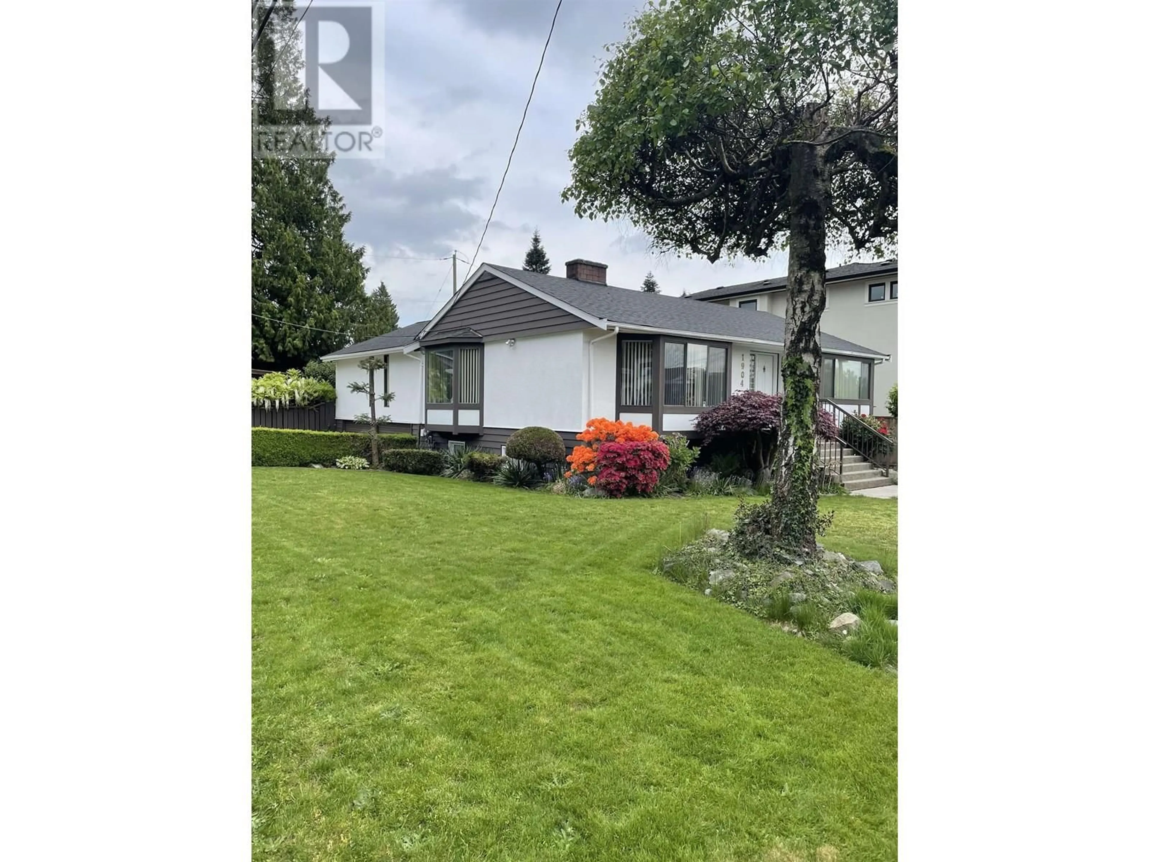 A pic from outside/outdoor area/front of a property/back of a property/a pic from drone, street for 1904 CLIFF AVENUE, Burnaby British Columbia V5A2K8
