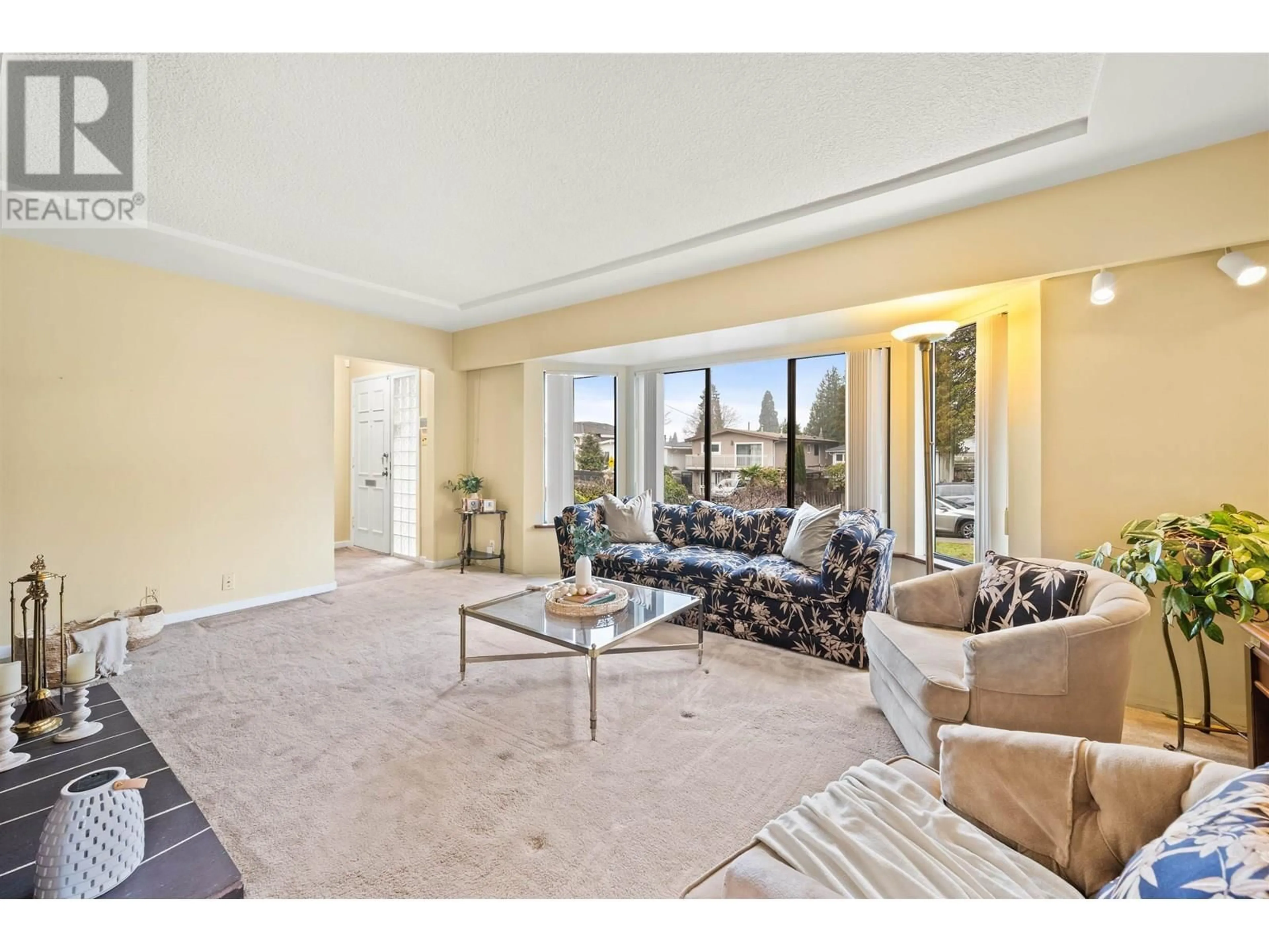 Living room with furniture, carpet floor for 1904 CLIFF AVENUE, Burnaby British Columbia V5A2K8
