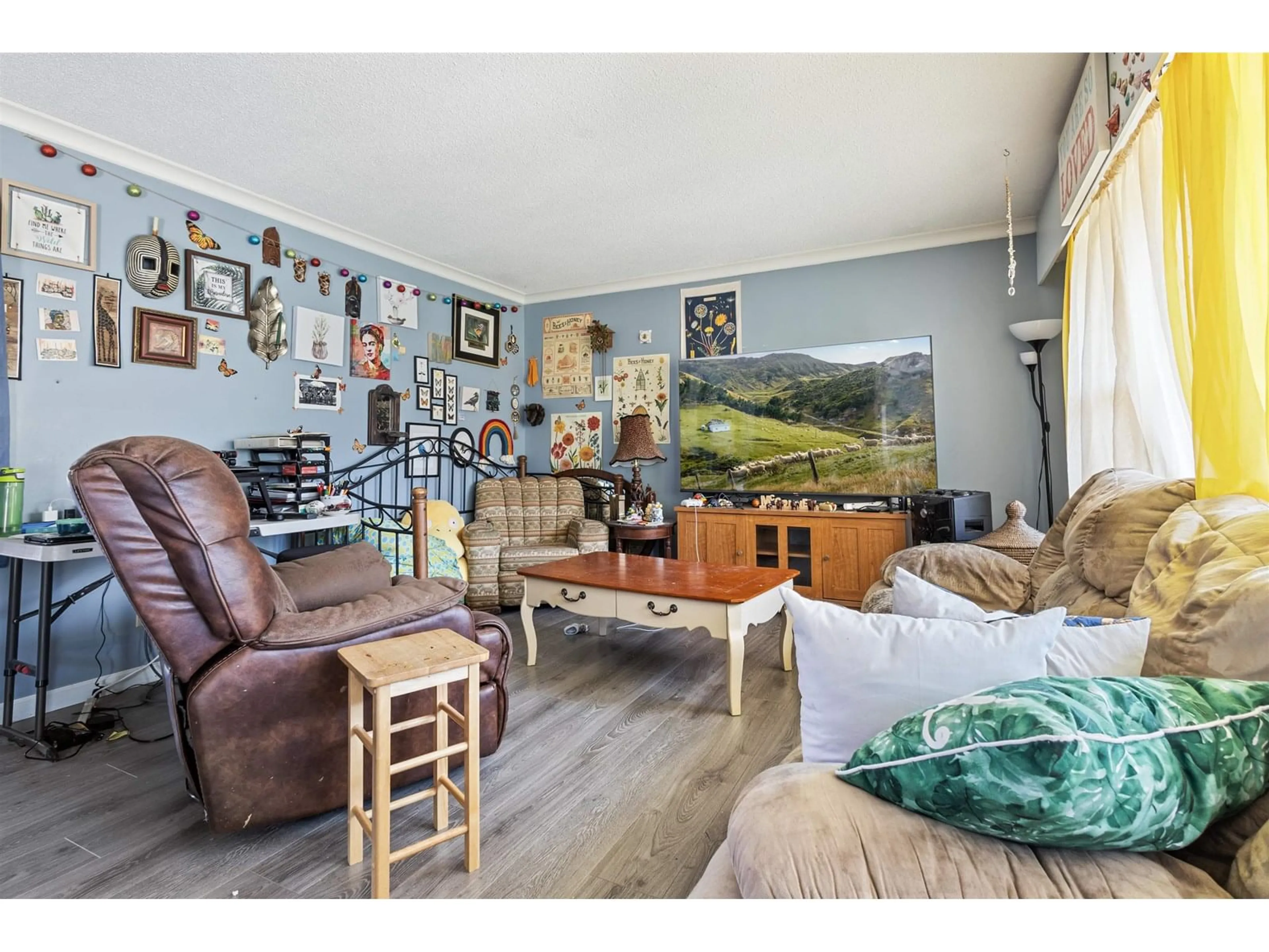 Living room with furniture, wood/laminate floor for 33232 PLAXTON, Abbotsford British Columbia V2S1V9