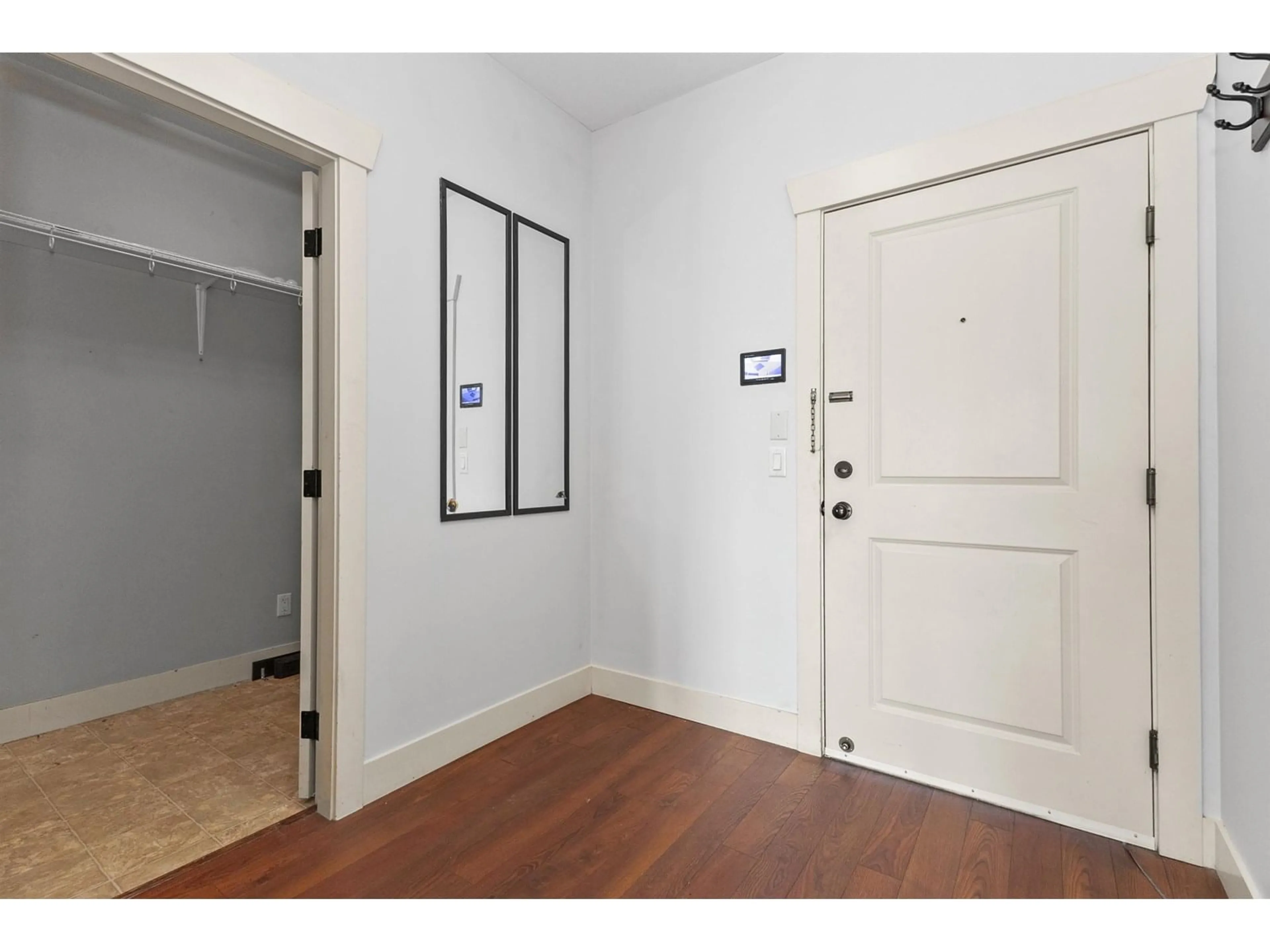 Indoor entryway for 304 - 46021 SECOND AVENUE, Chilliwack British Columbia V2P1S6
