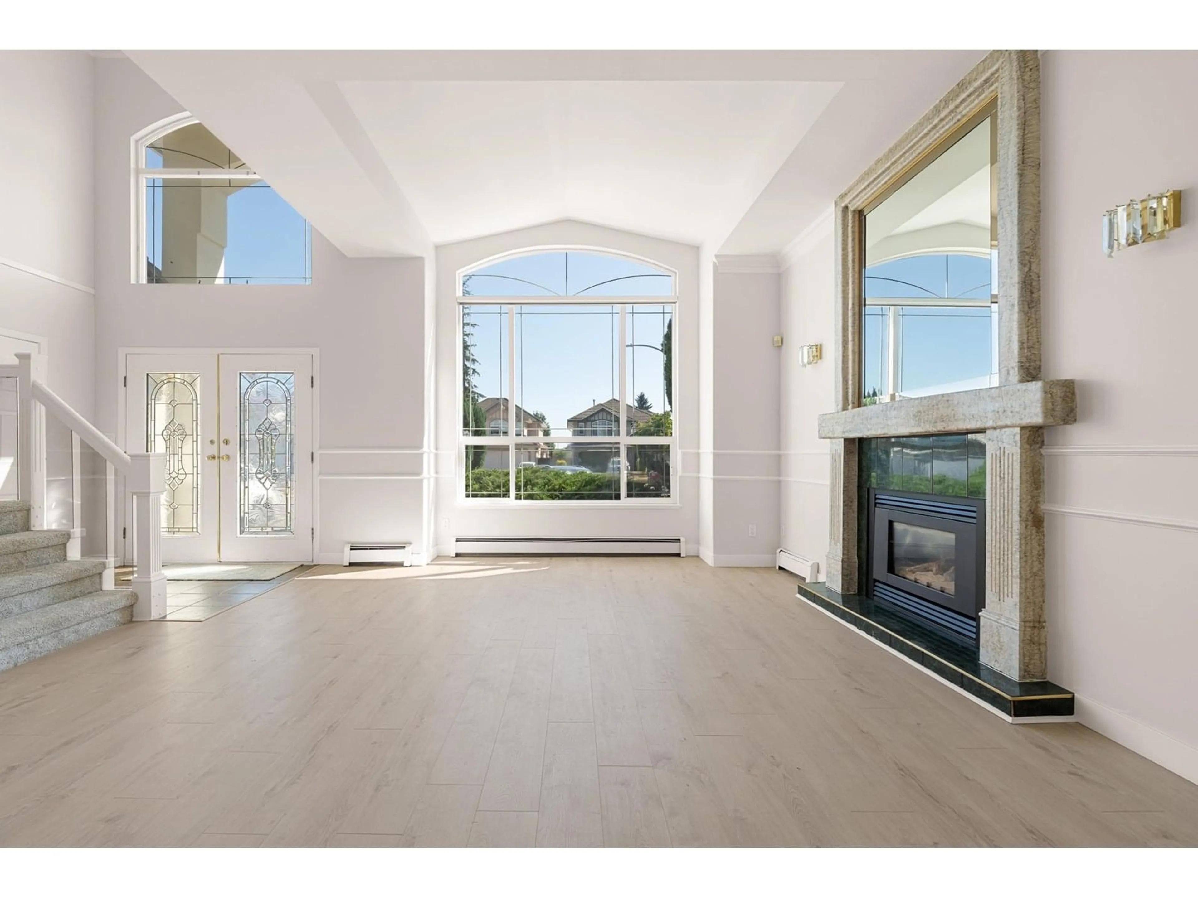 Indoor foyer for 15661 82A, Surrey British Columbia V4N0S3