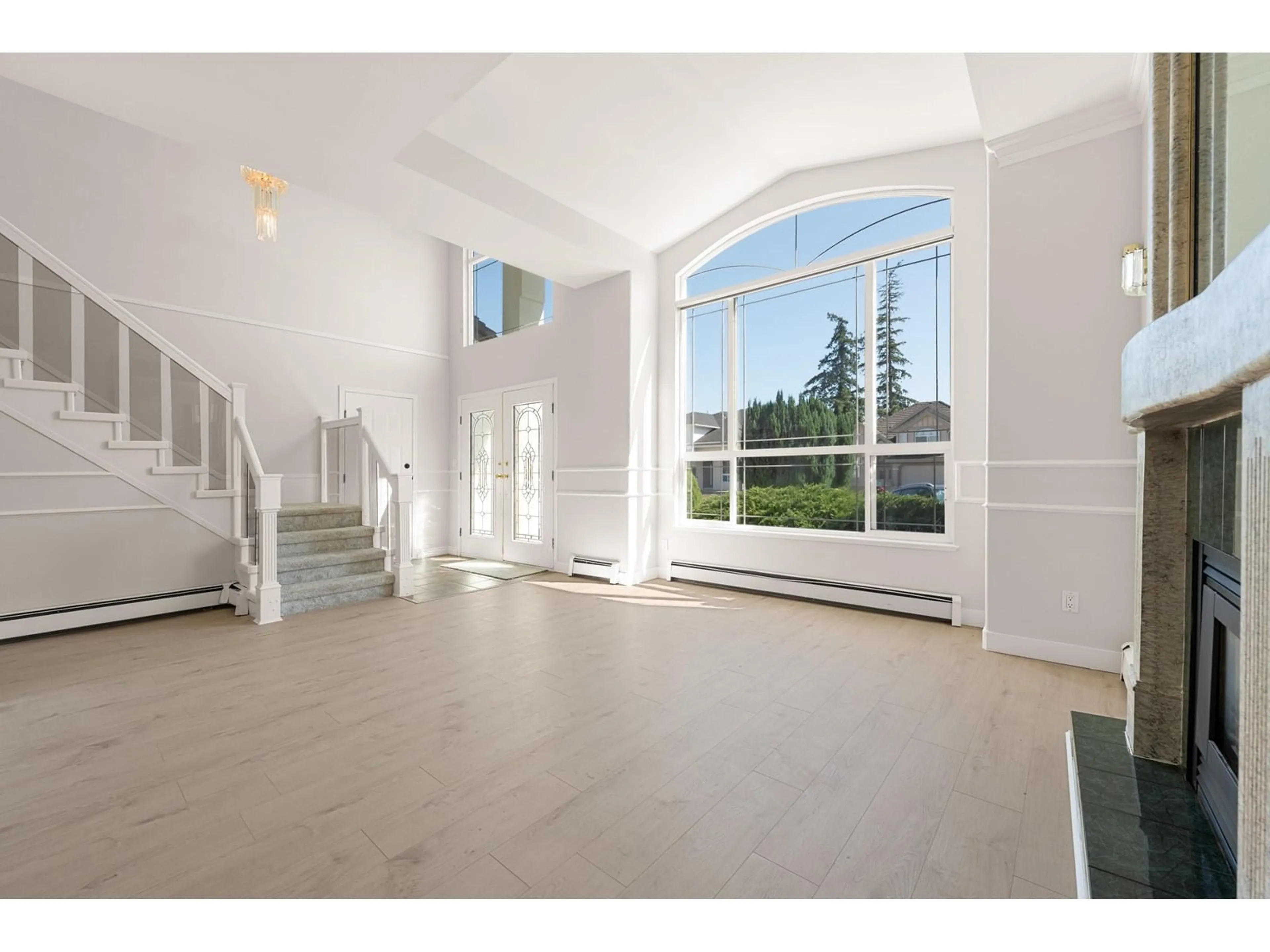 Indoor foyer for 15661 82A, Surrey British Columbia V4N0S3