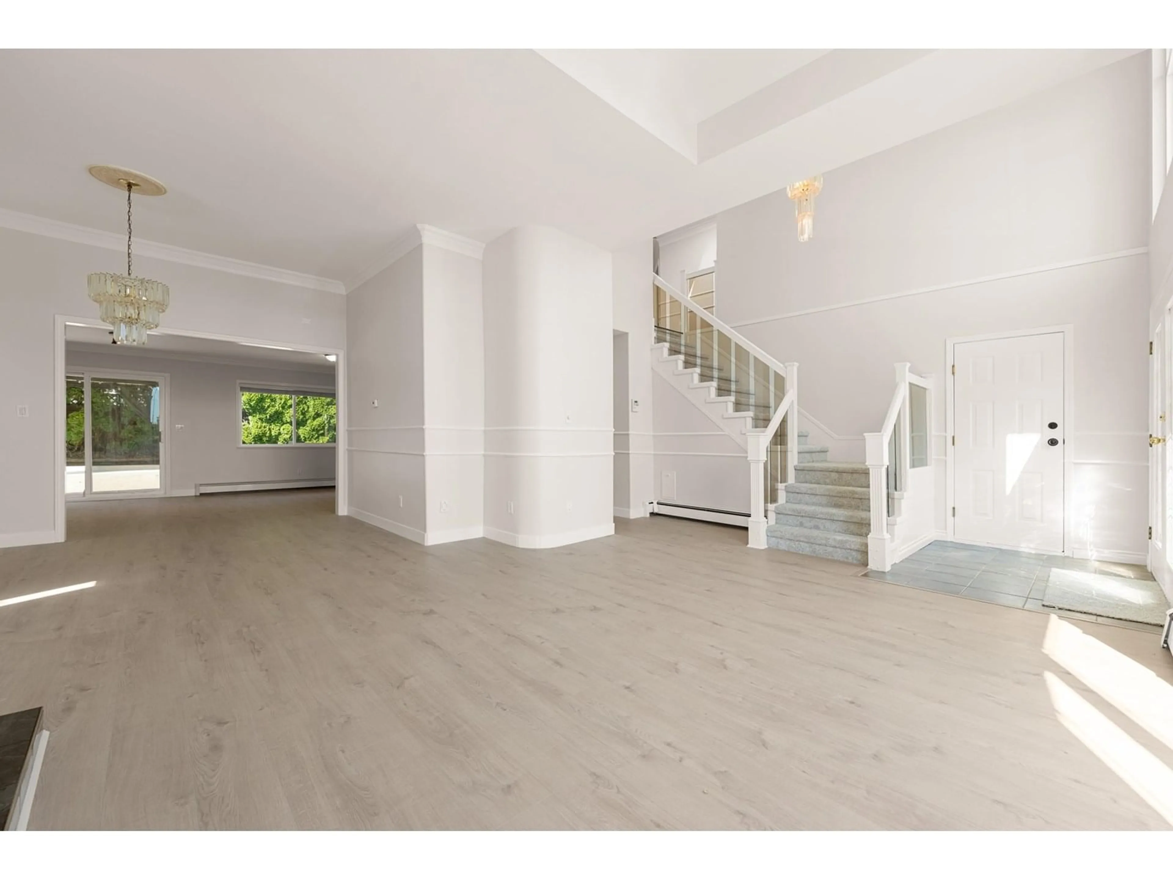 Indoor foyer for 15661 82A, Surrey British Columbia V4N0S3