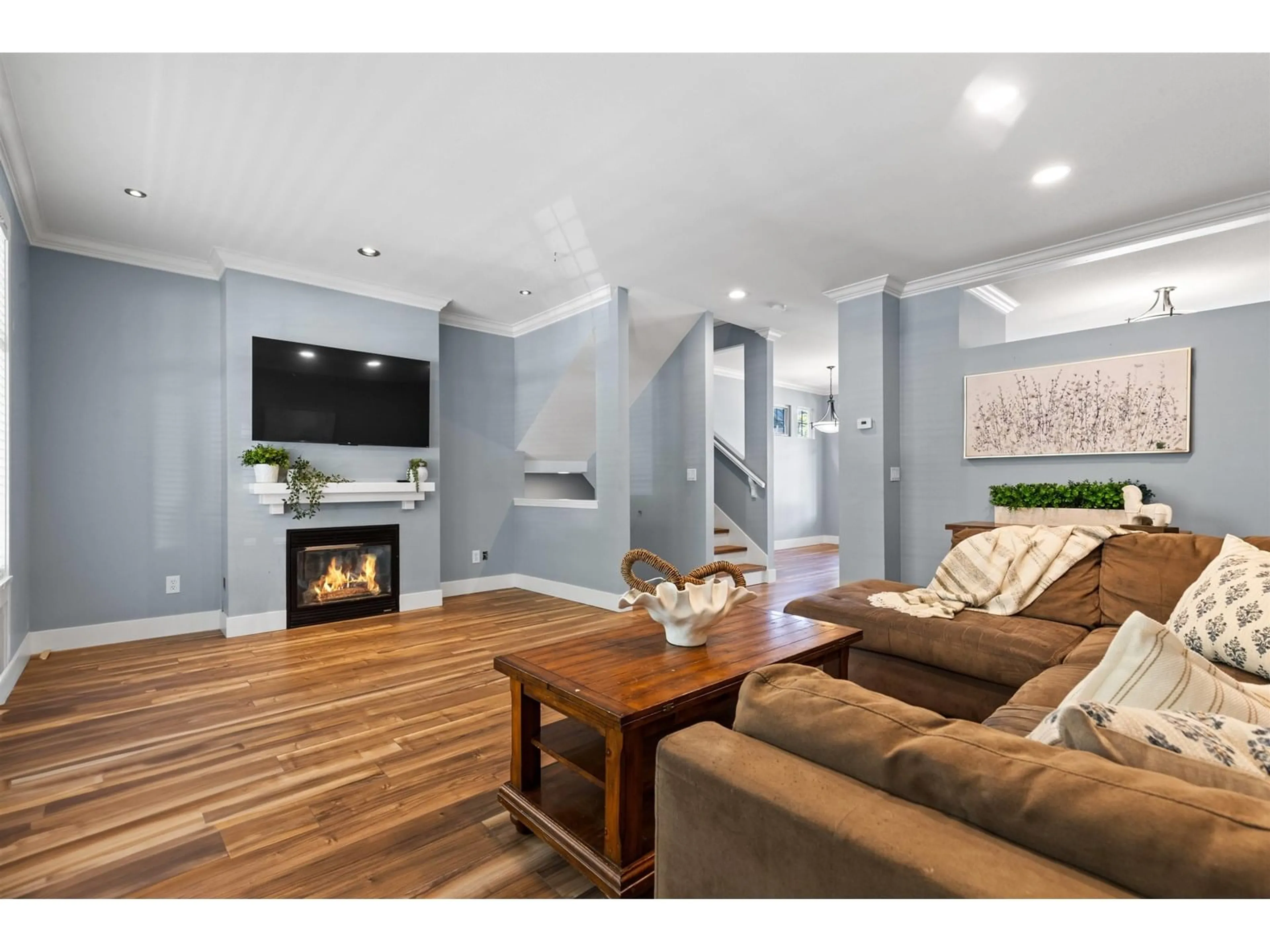 Living room with furniture, wood/laminate floor for 52 - 6050 166, Surrey British Columbia V3S0X2