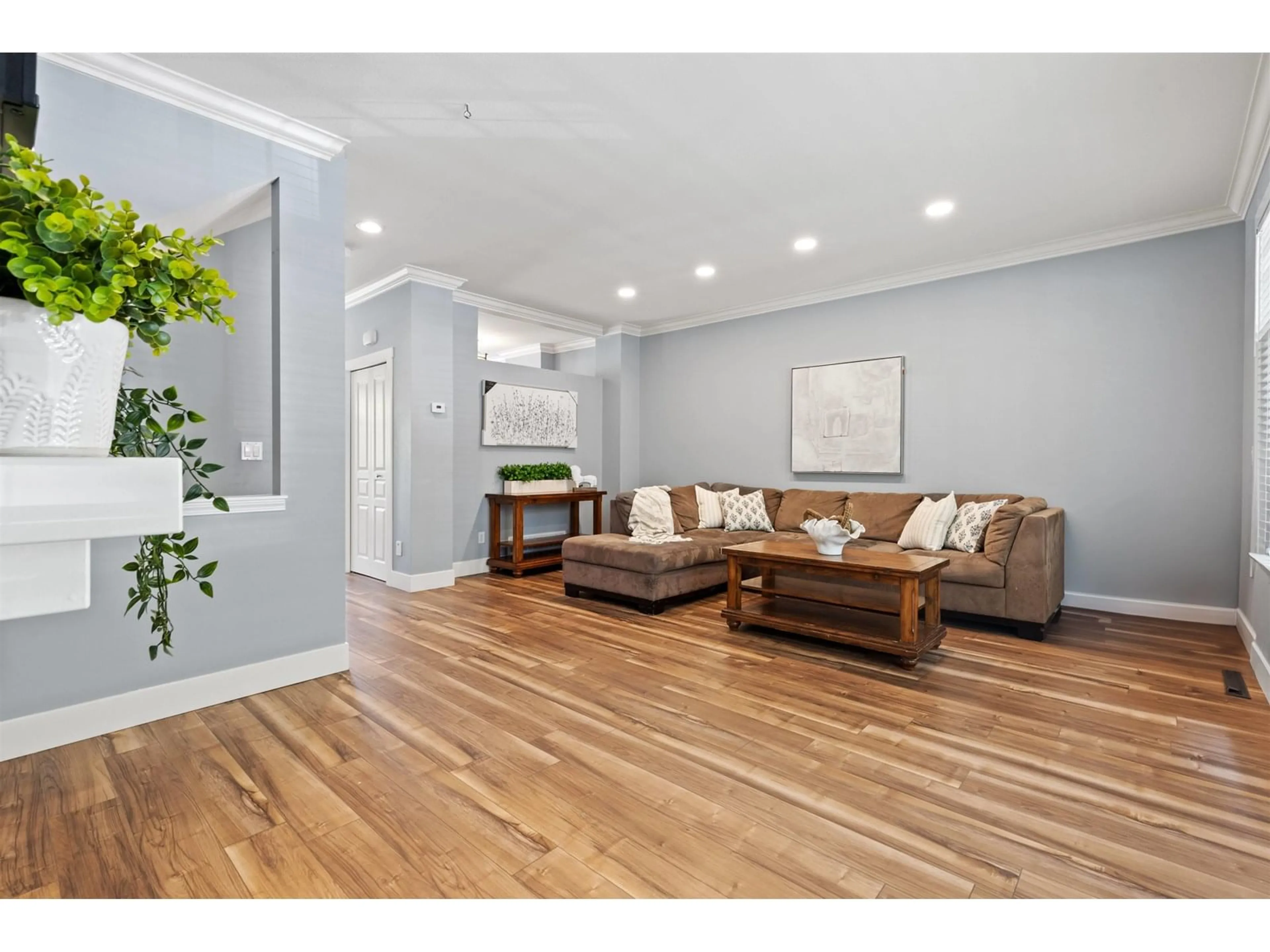 Living room with furniture, wood/laminate floor for 52 - 6050 166, Surrey British Columbia V3S0X2