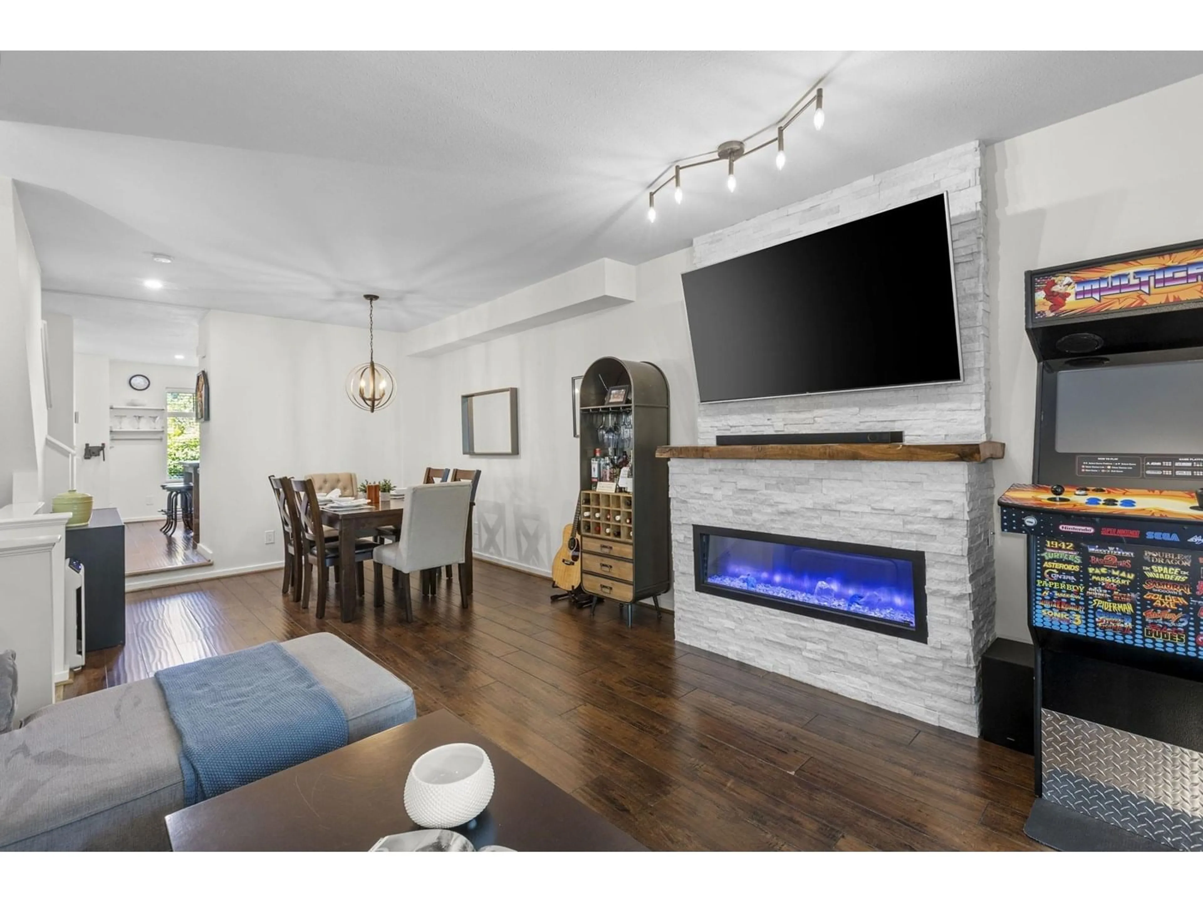 Living room with furniture, wood/laminate floor for 95 - 15236 36, Surrey British Columbia V3Z2B3