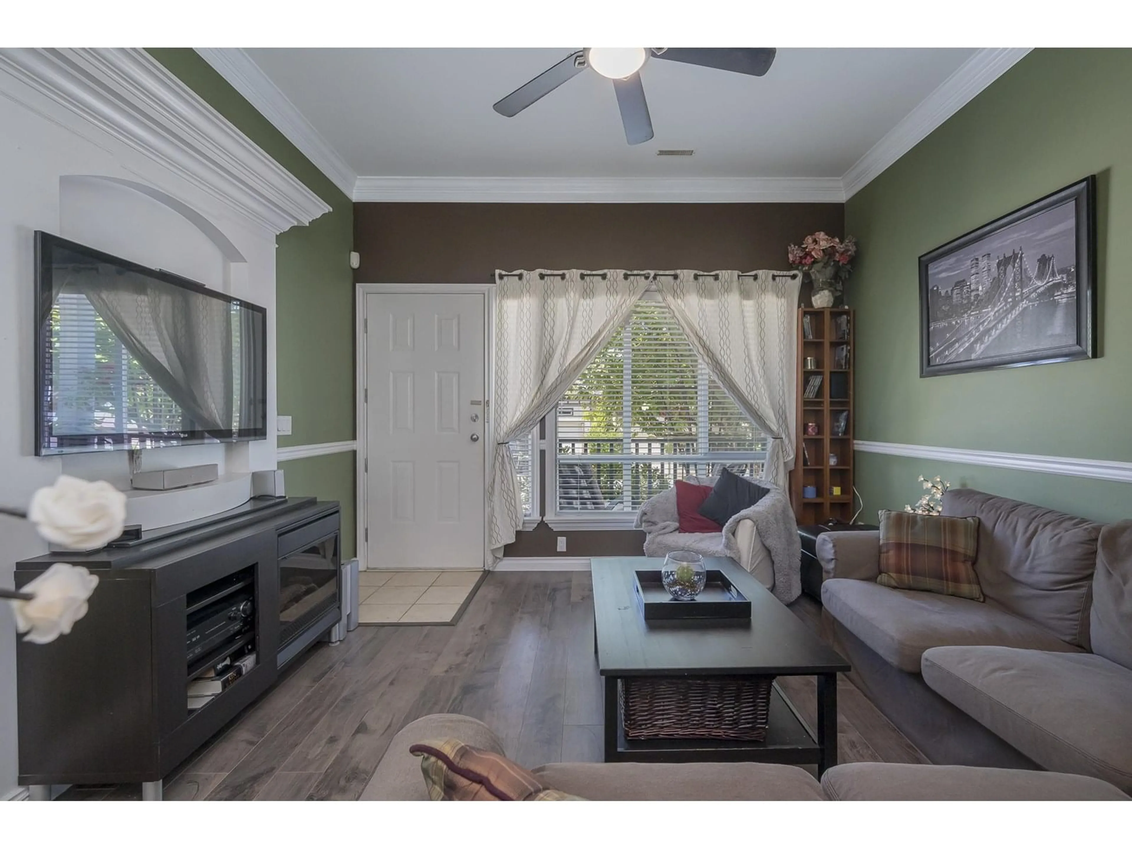 Living room with furniture, wood/laminate floor for 122 - 8888 216, Langley British Columbia V1M3Z8