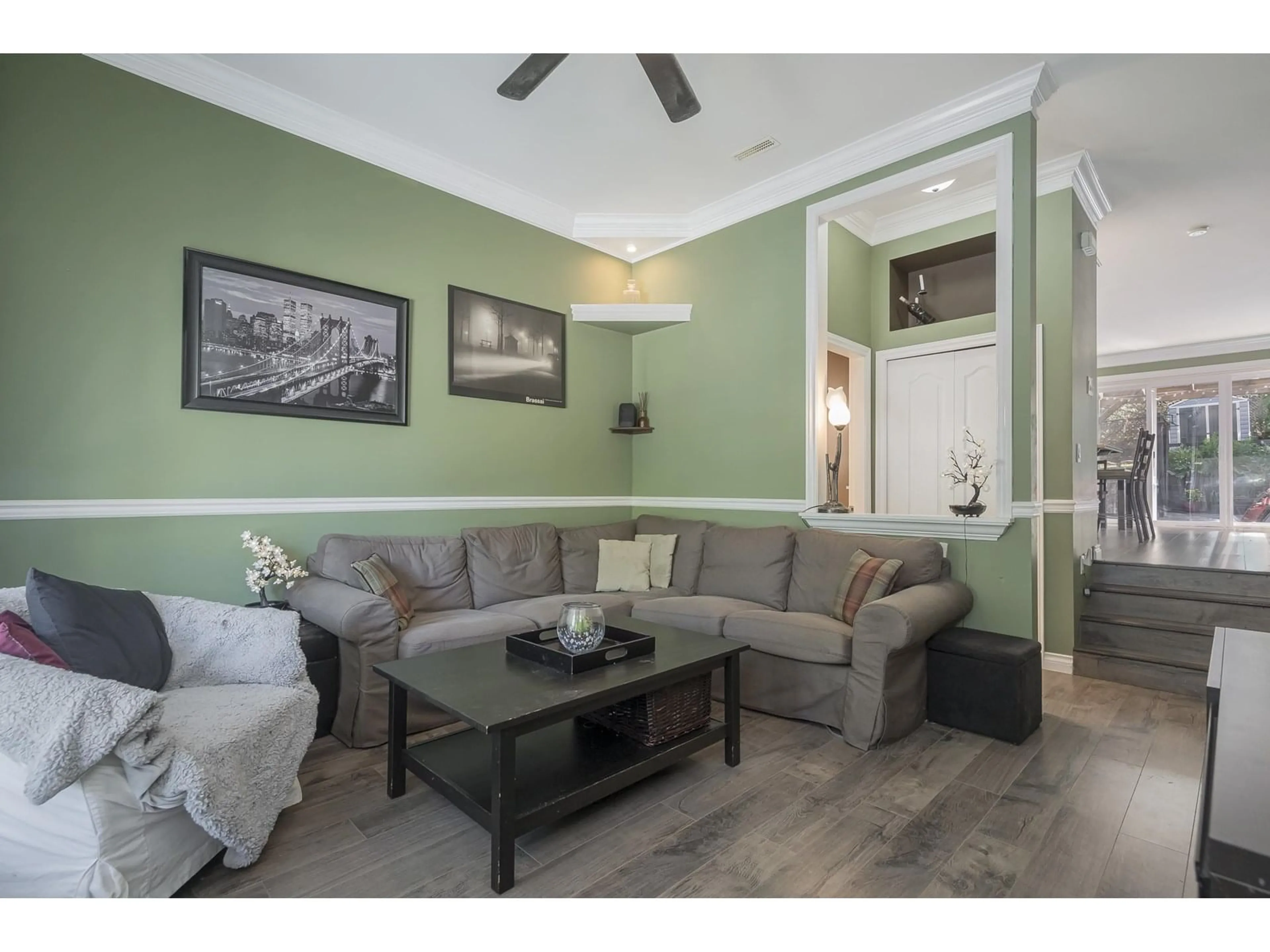 Living room with furniture, wood/laminate floor for 122 - 8888 216, Langley British Columbia V1M3Z8