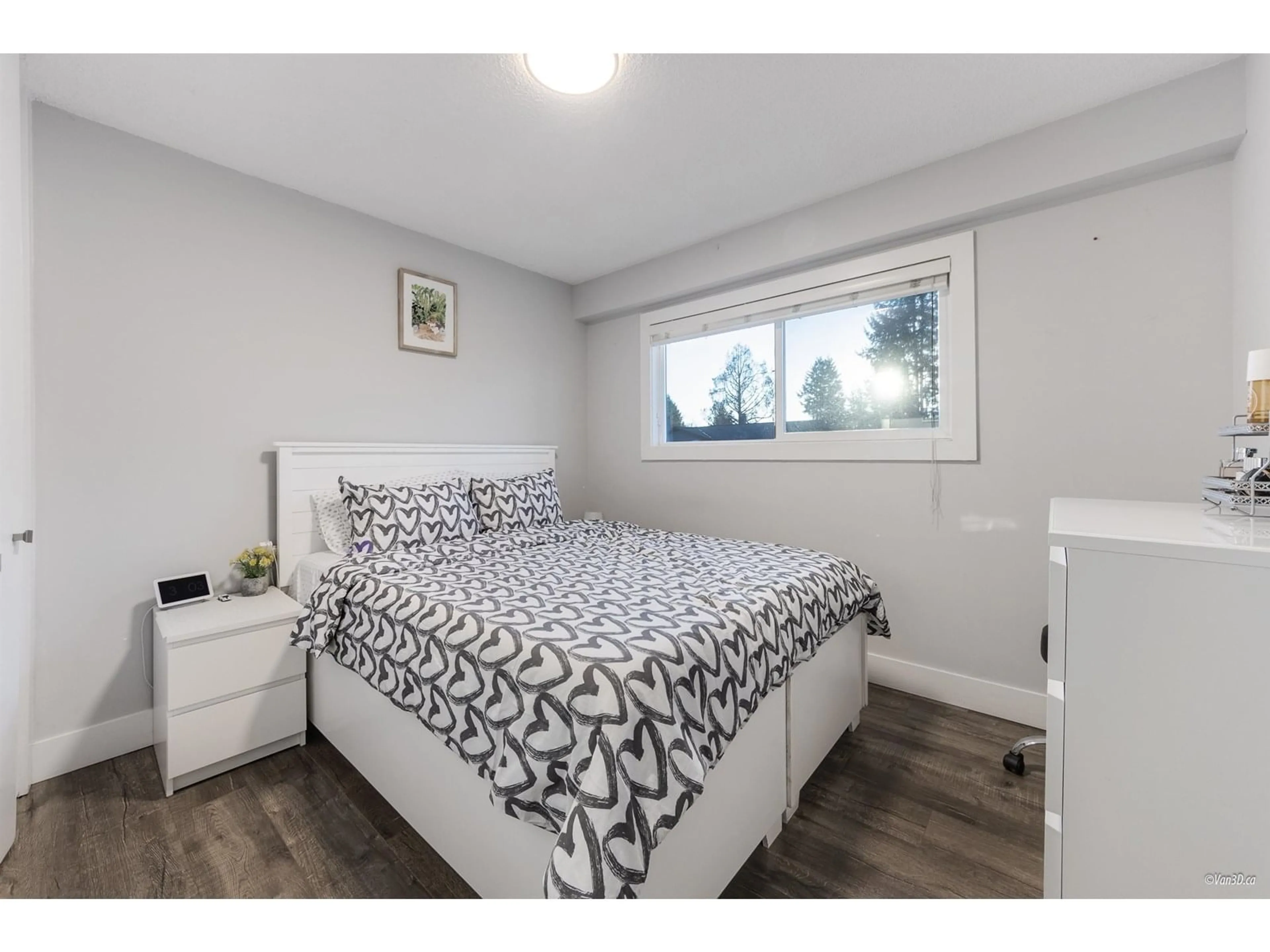 Bedroom with bed, wood/laminate floor for 15081 ROBIN, Surrey British Columbia V3R4X9