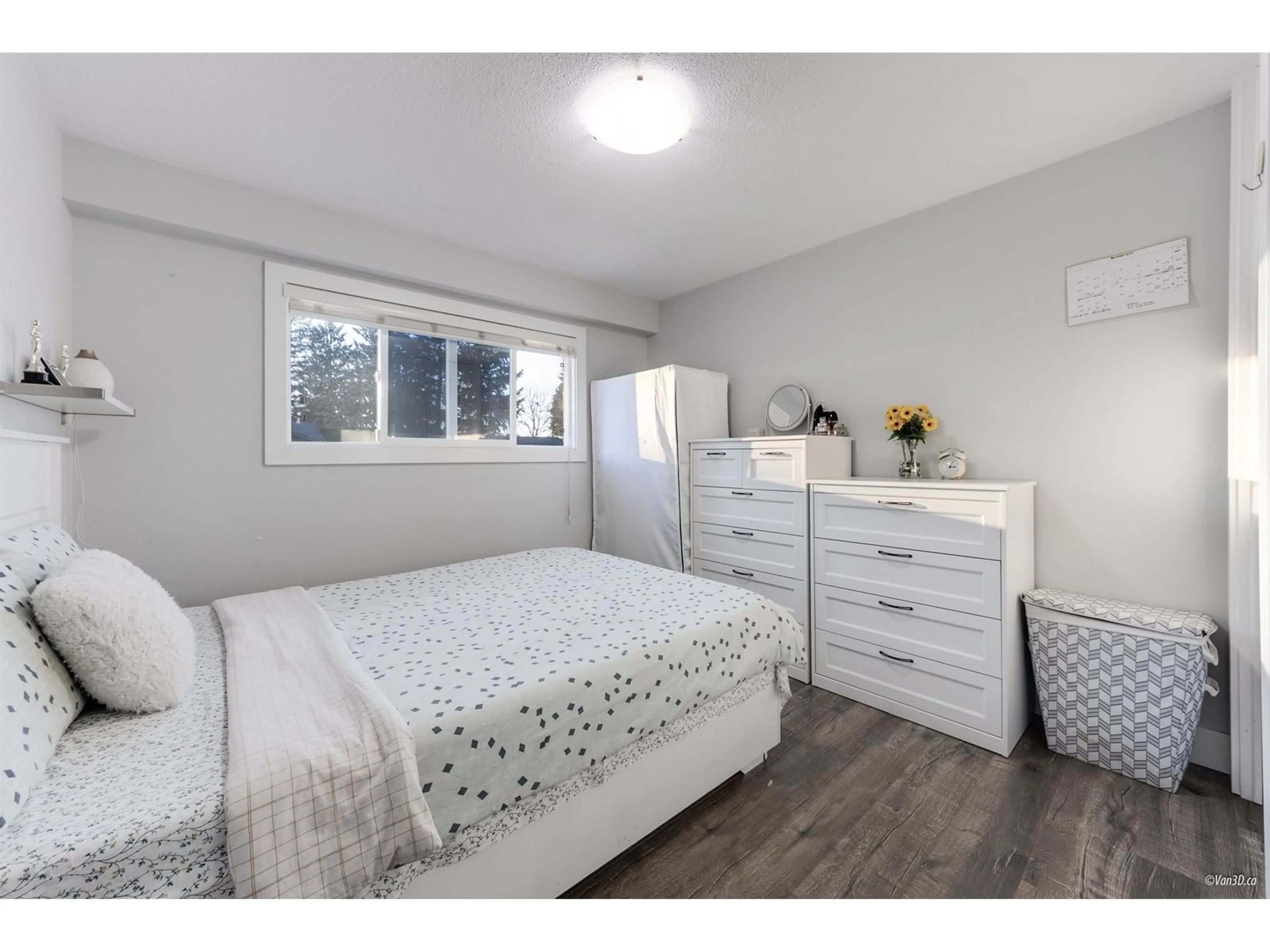 Bedroom with bed, wood/laminate floor for 15081 ROBIN, Surrey British Columbia V3R4X9