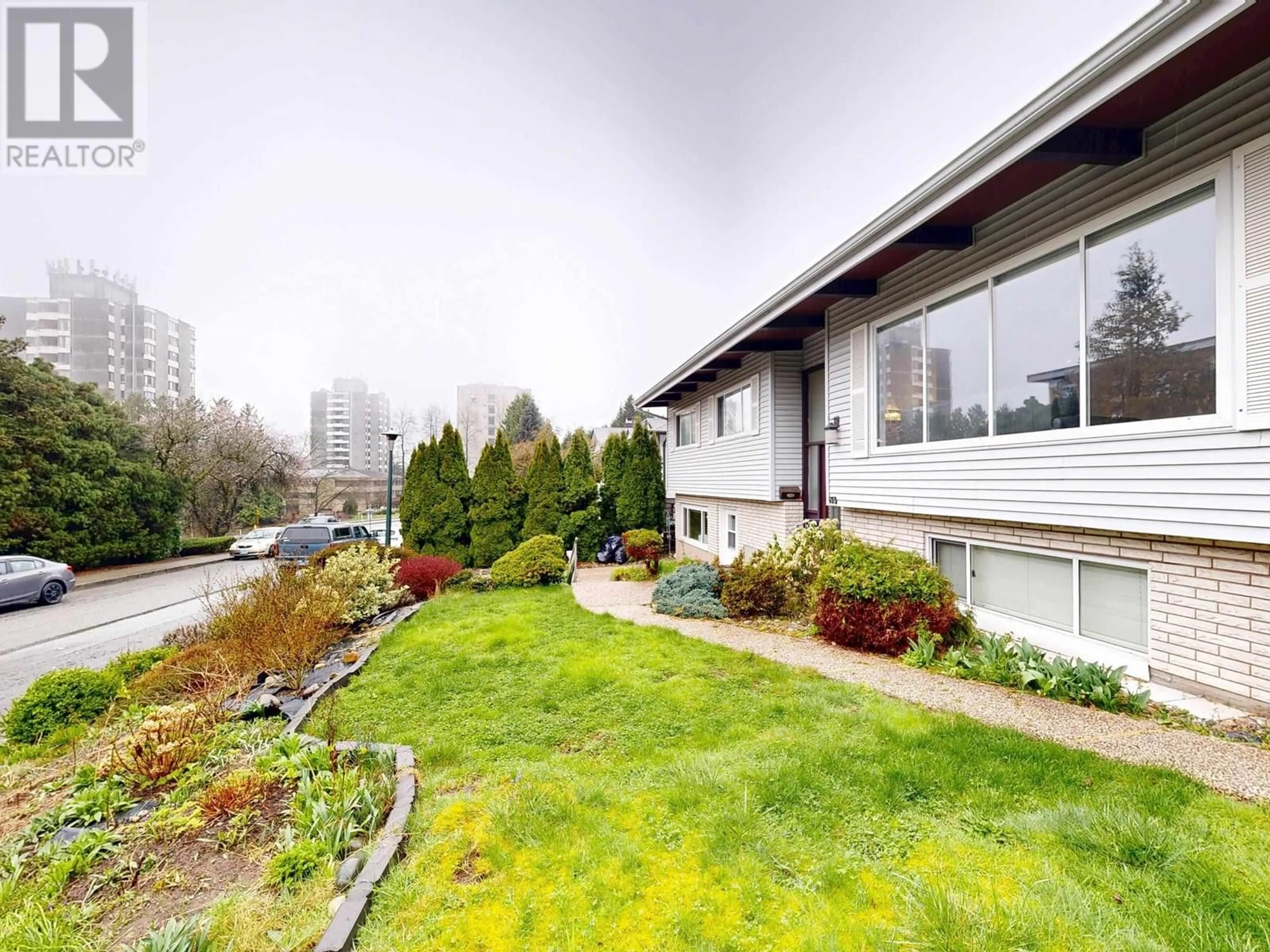 Patio, water/lake/river/ocean view for 39 MOTT CRESCENT, New Westminster British Columbia V3L4L8