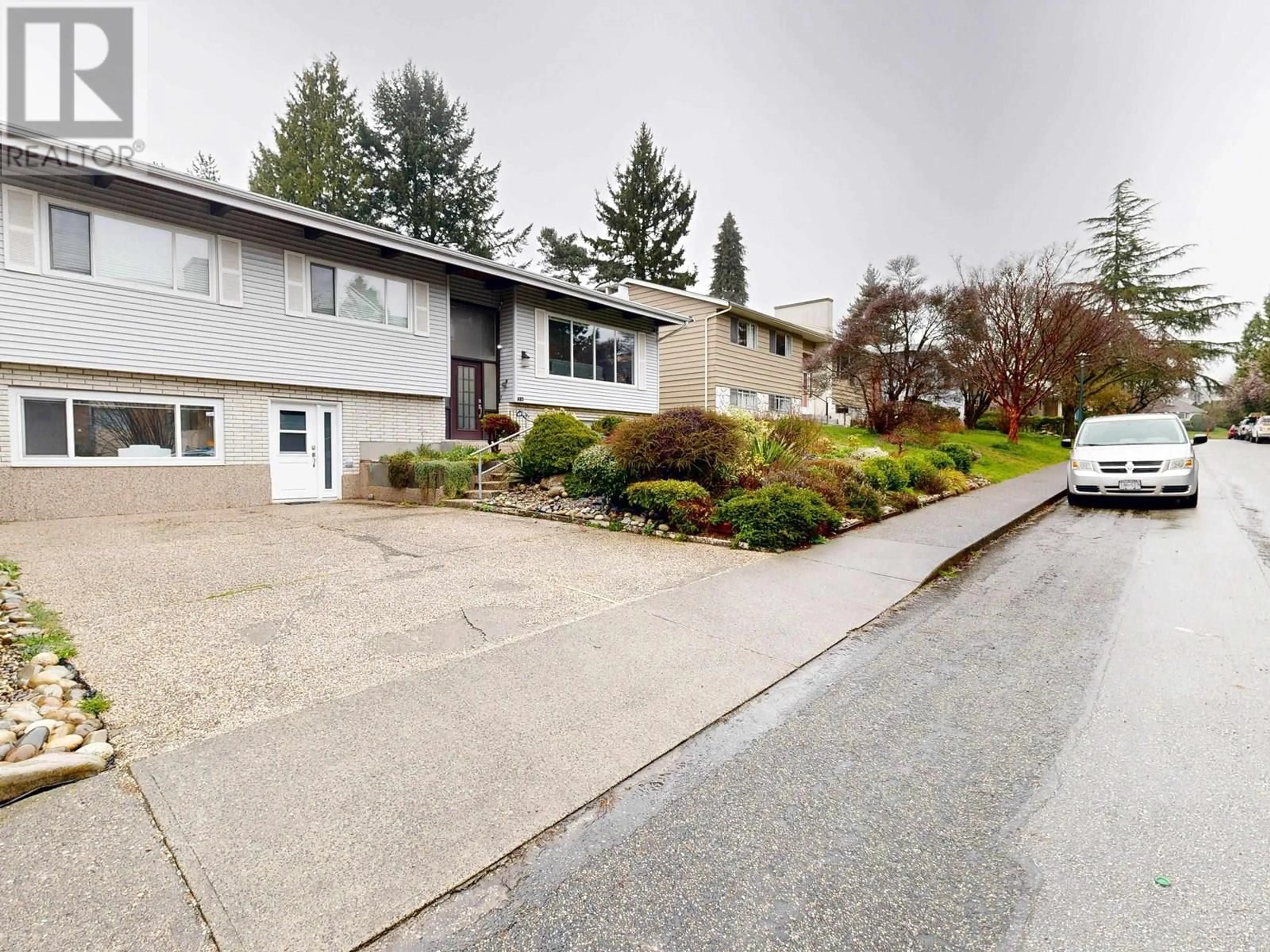 A pic from outside/outdoor area/front of a property/back of a property/a pic from drone, street for 39 MOTT CRESCENT, New Westminster British Columbia V3L4L8