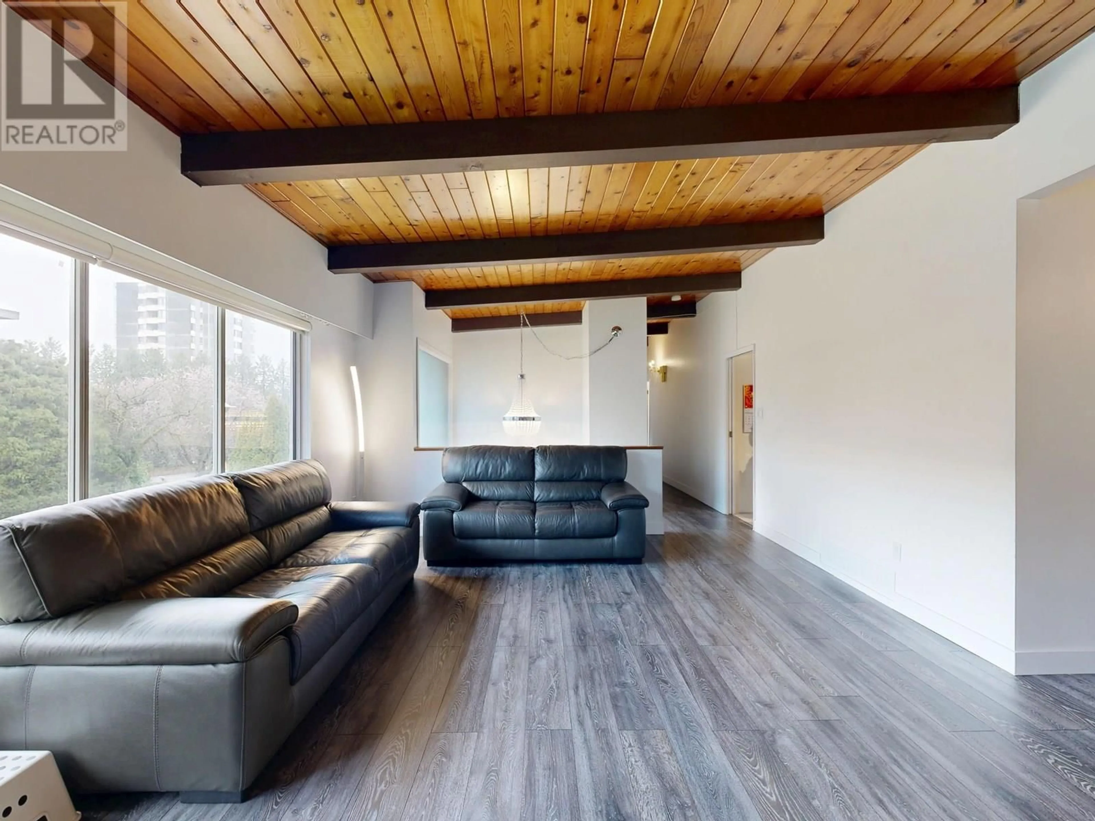 Living room with furniture, wood/laminate floor for 39 MOTT CRESCENT, New Westminster British Columbia V3L4L8