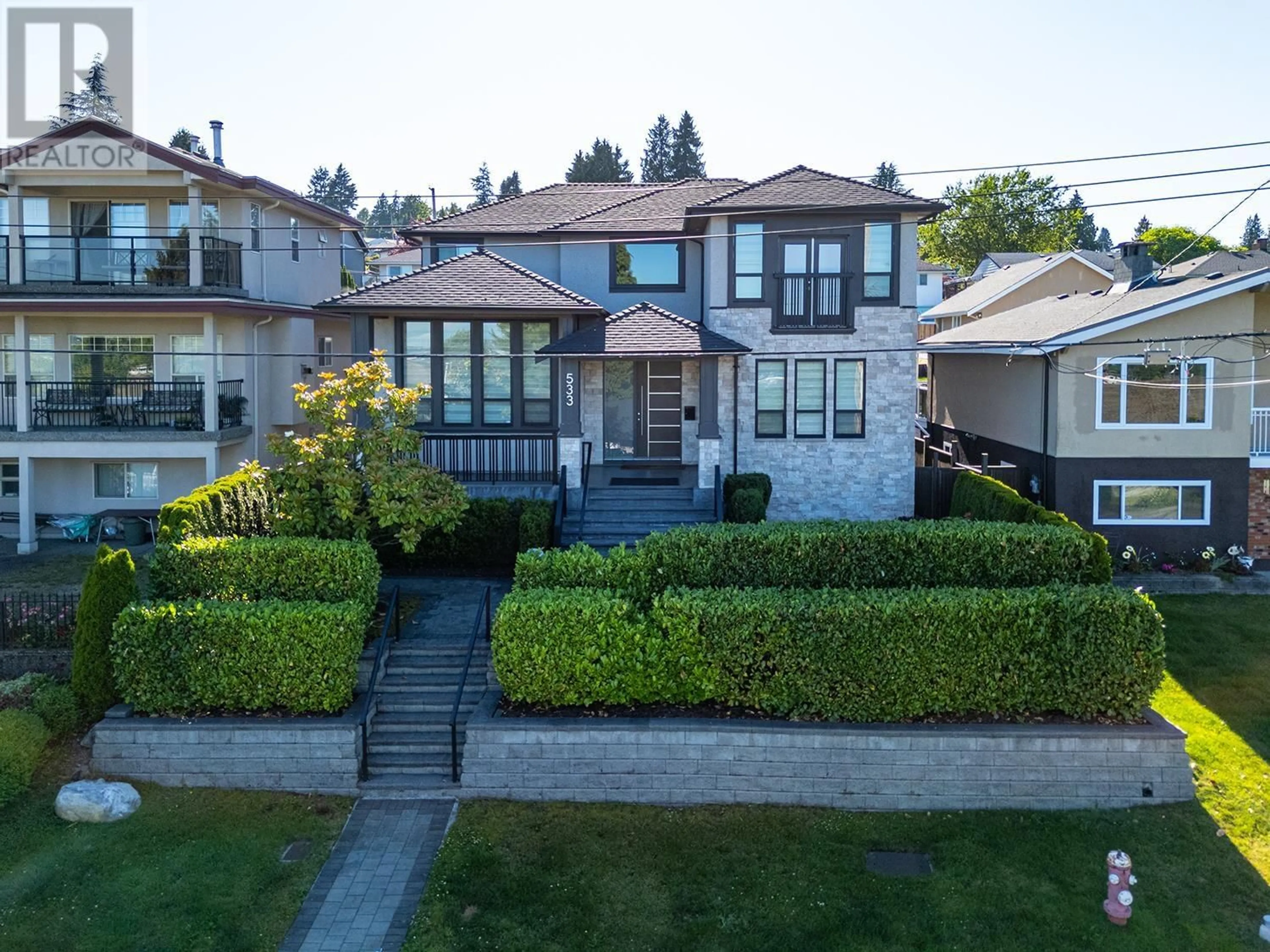 A pic from outside/outdoor area/front of a property/back of a property/a pic from drone, street for 533 AMESS STREET, New Westminster British Columbia V3L4A8