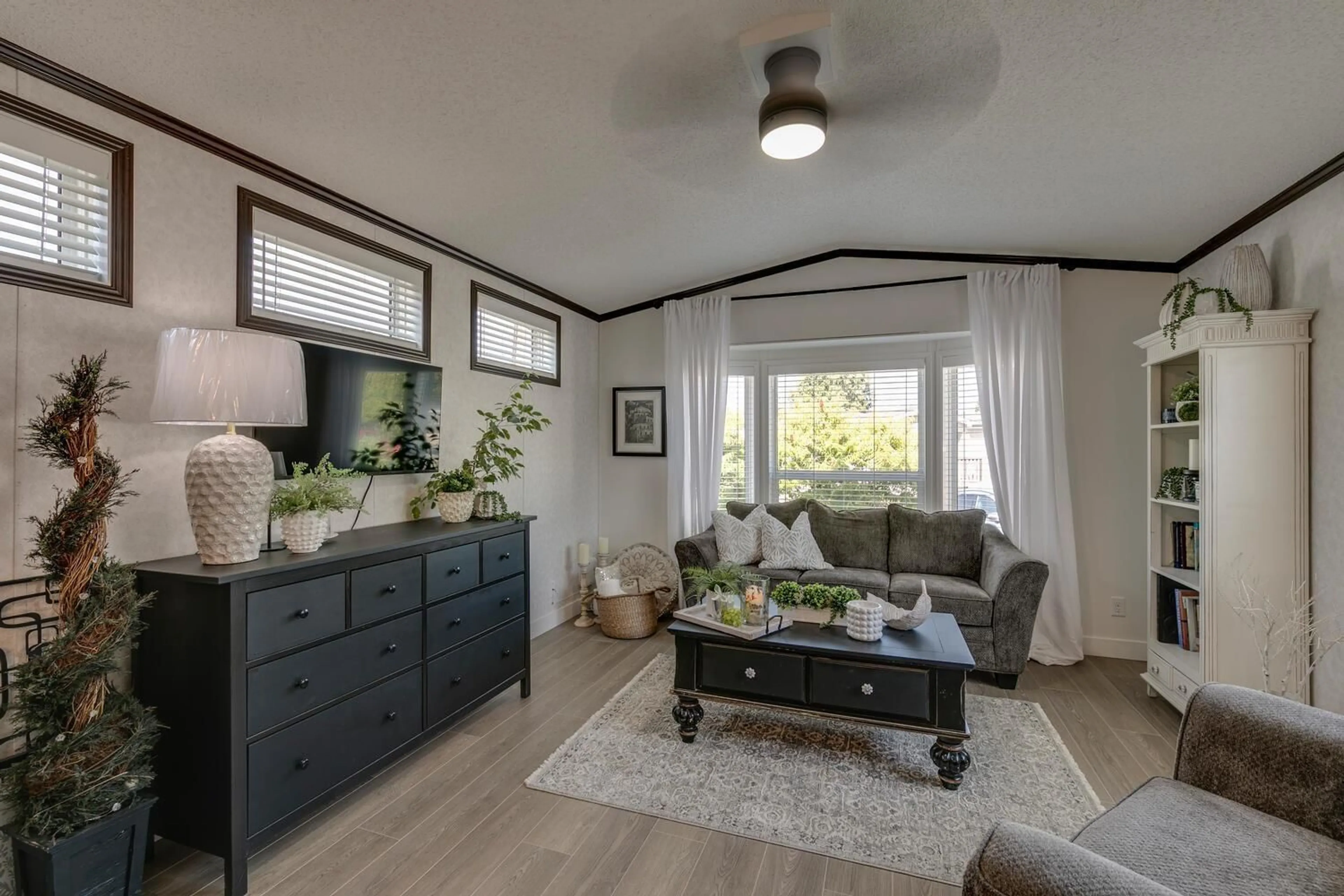 Living room with furniture, wood/laminate floor for 82 - 6338 VEDDER ROAD, Chilliwack British Columbia V2R3R3