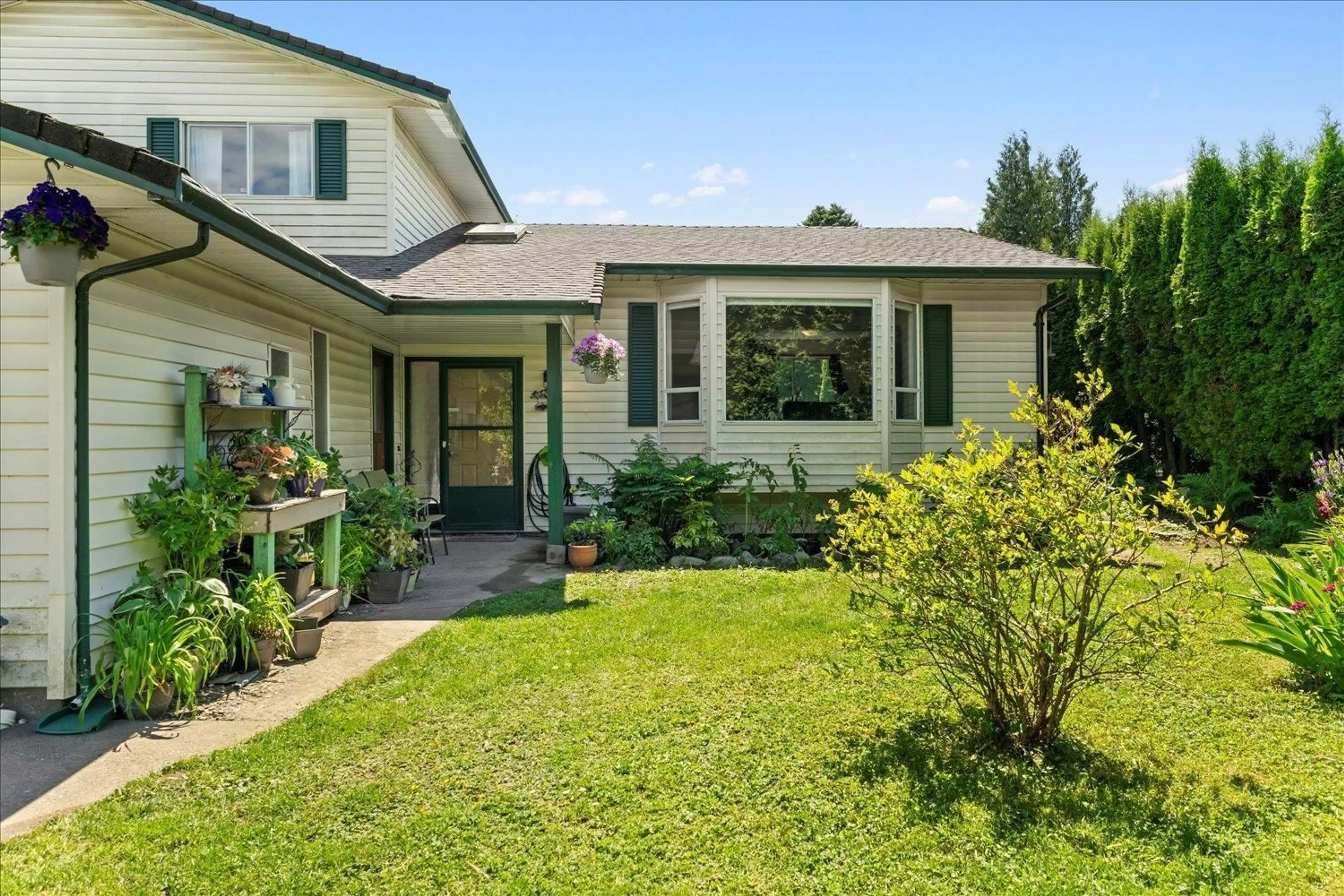 Home with vinyl exterior material, street for 6425 SWANSON STREET, Chilliwack British Columbia V2R1R2