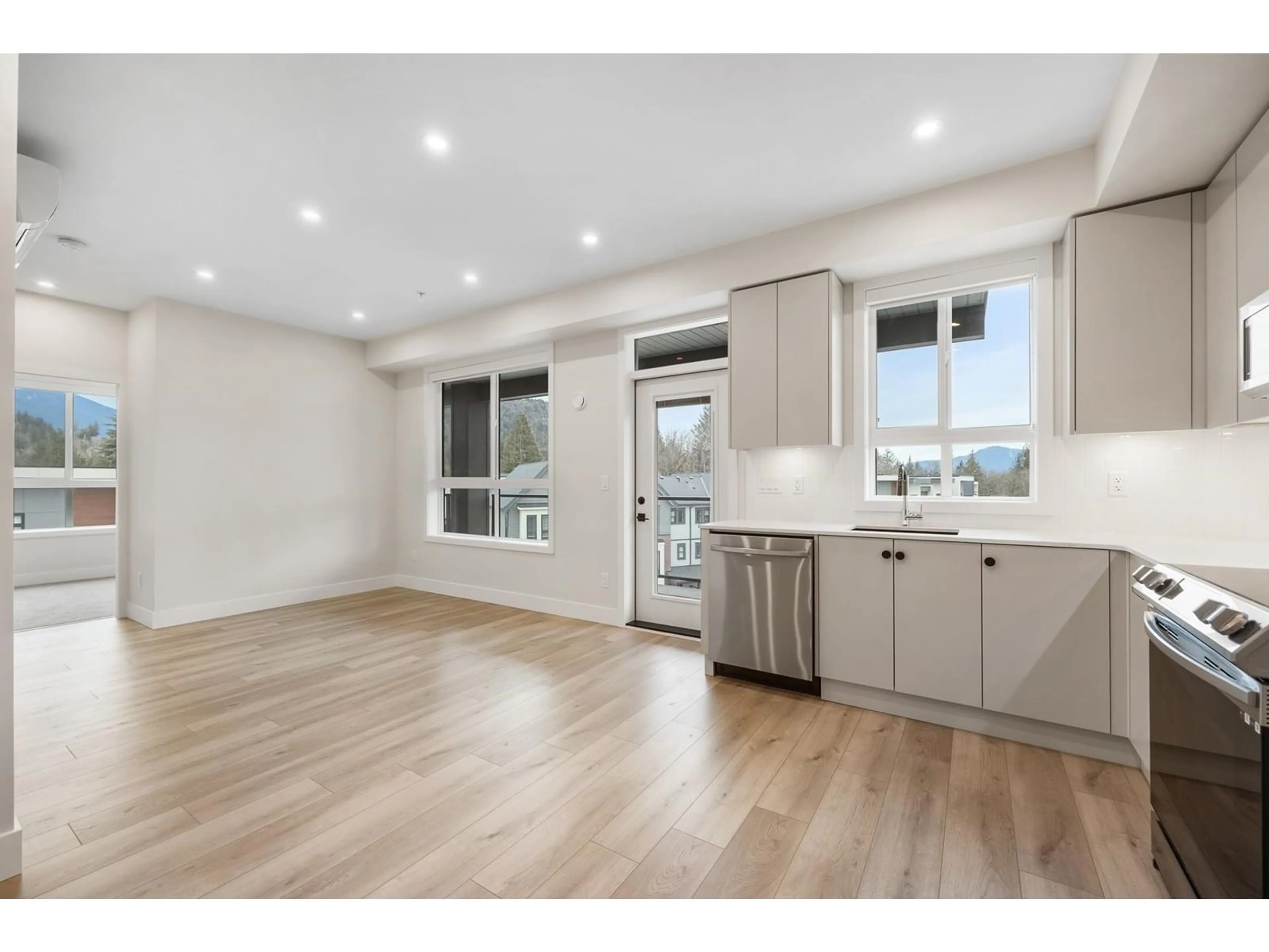 Open concept kitchen, wood/laminate floor for 510 - 45505 CAMPUS DRIVE, Chilliwack British Columbia V2R6L2