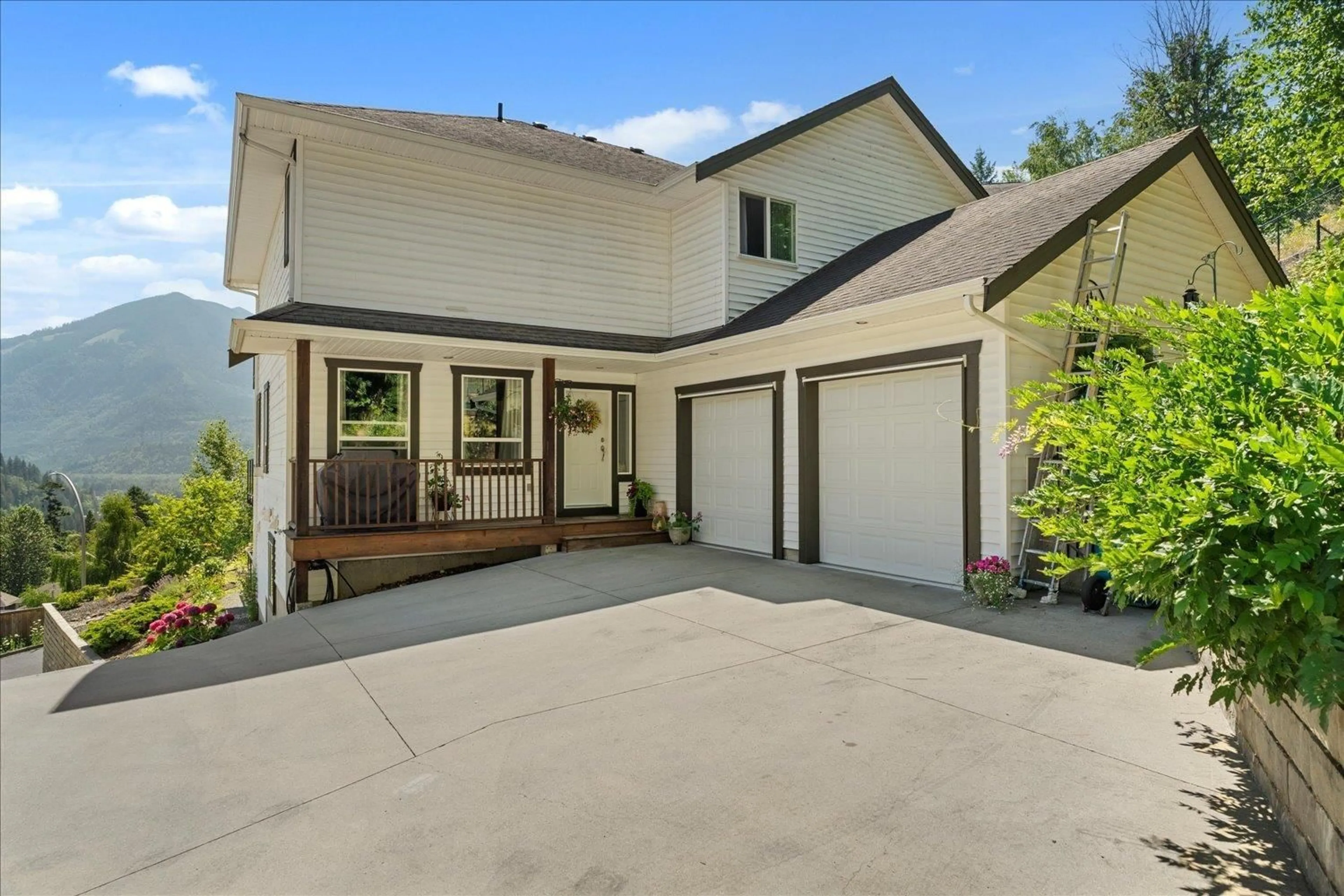 Home with vinyl exterior material, street for 45928 WEEDEN DRIVE, Chilliwack British Columbia V2R5X2