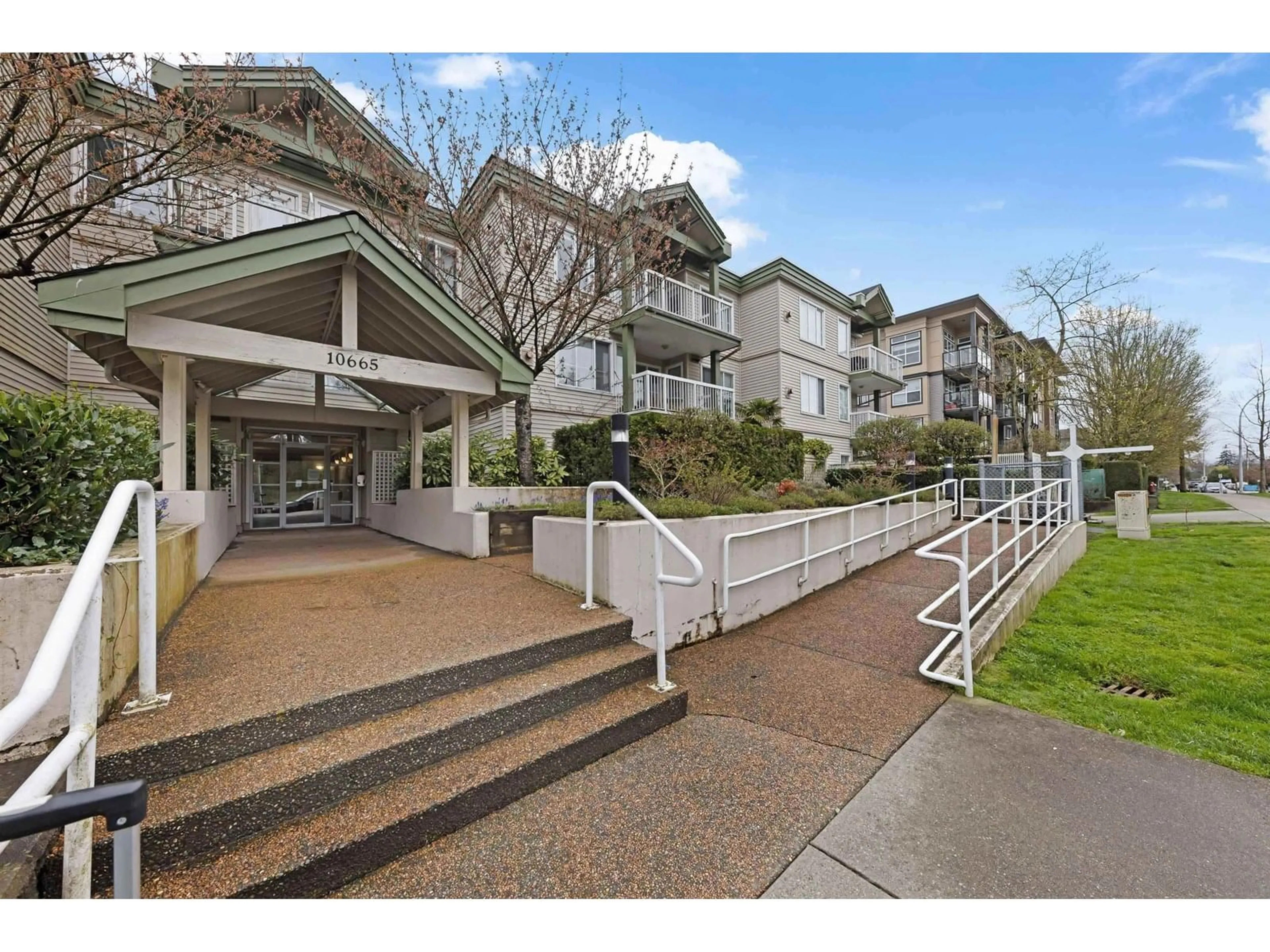 Indoor foyer for 304 - 10665 139, Surrey British Columbia V3T4L8