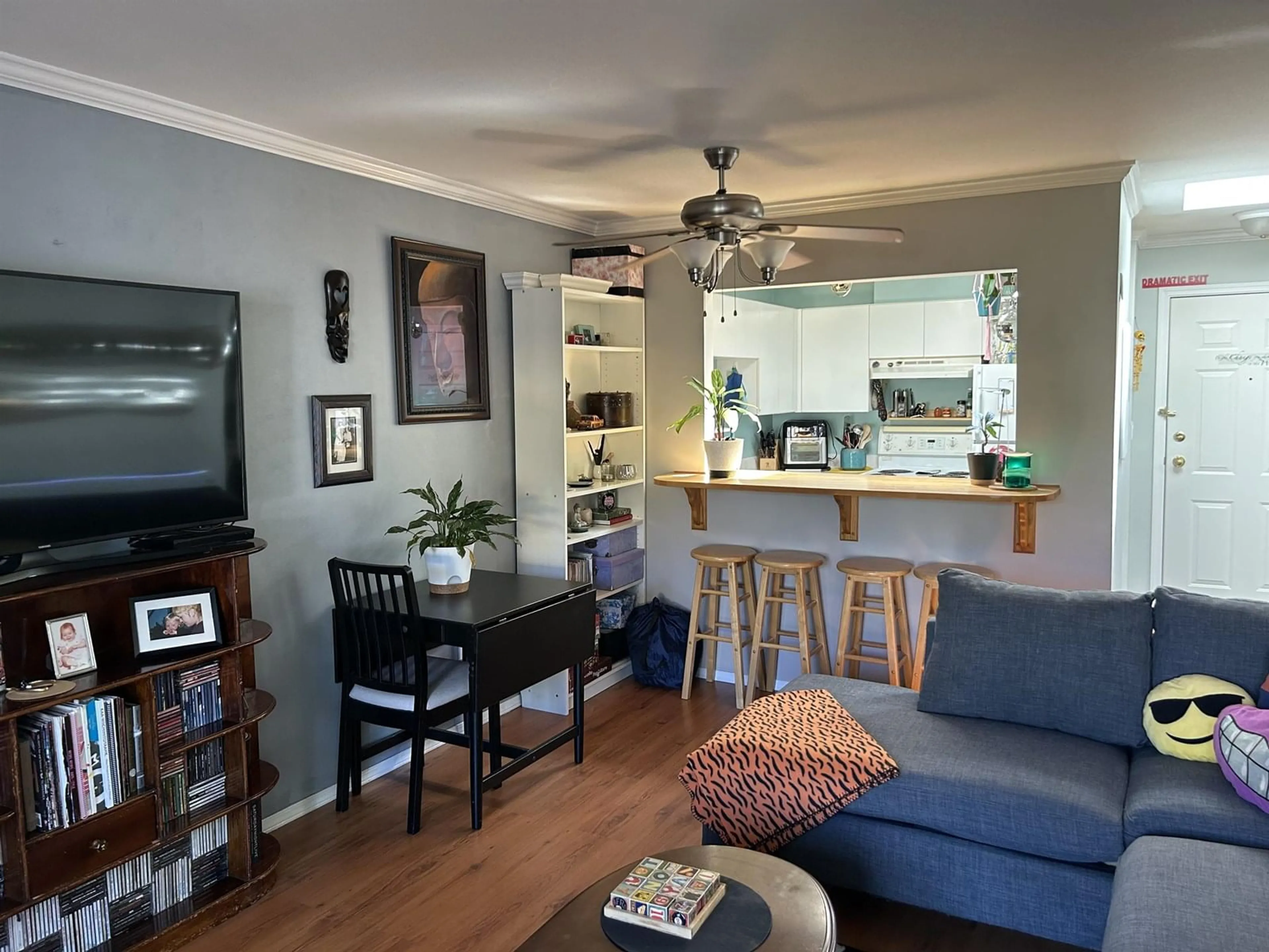 Living room with furniture, wood/laminate floor for 304 - 10665 139, Surrey British Columbia V3T4L8