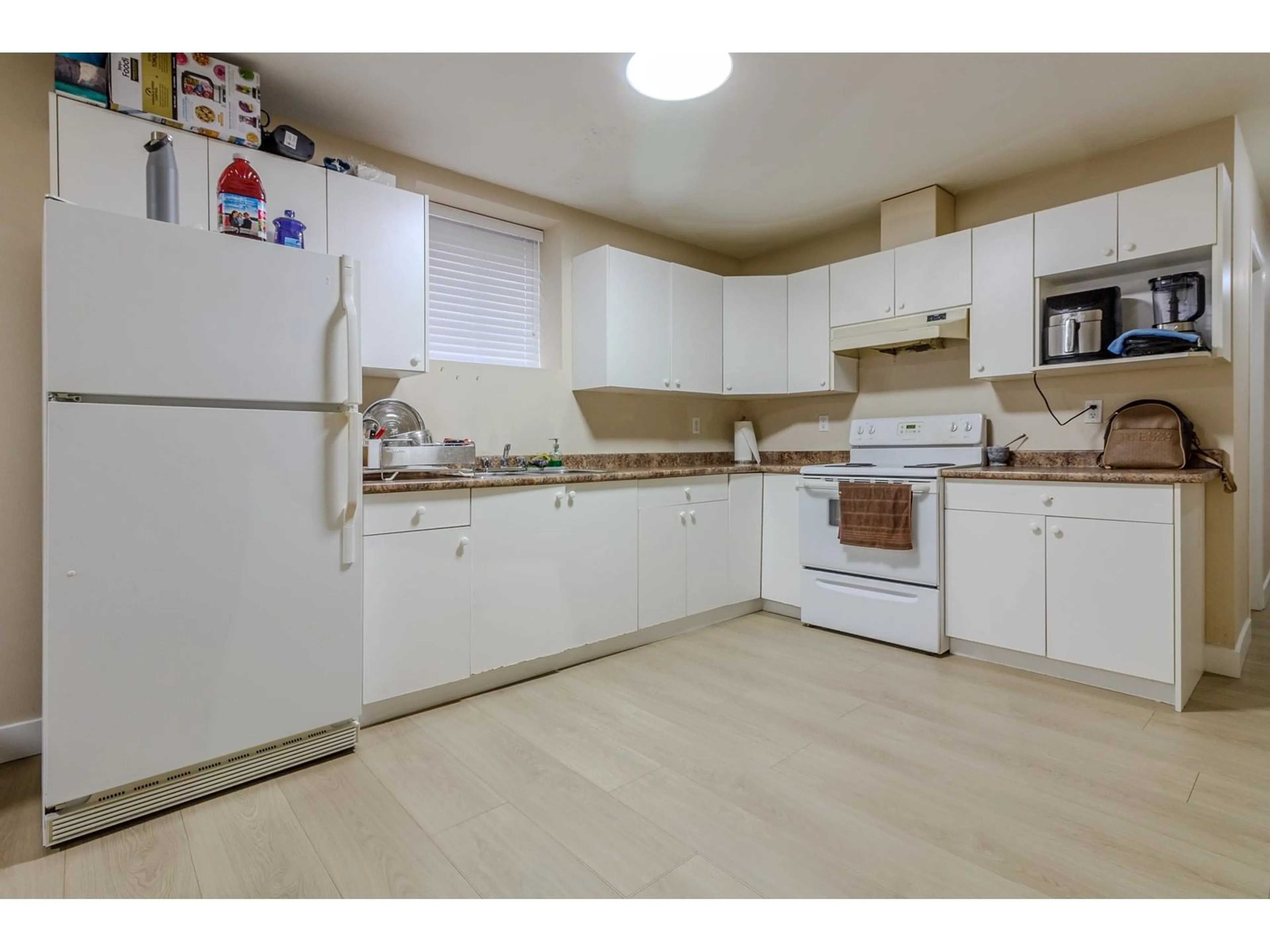 Standard kitchen, unknown for 12773 67, Surrey British Columbia V3W1G5