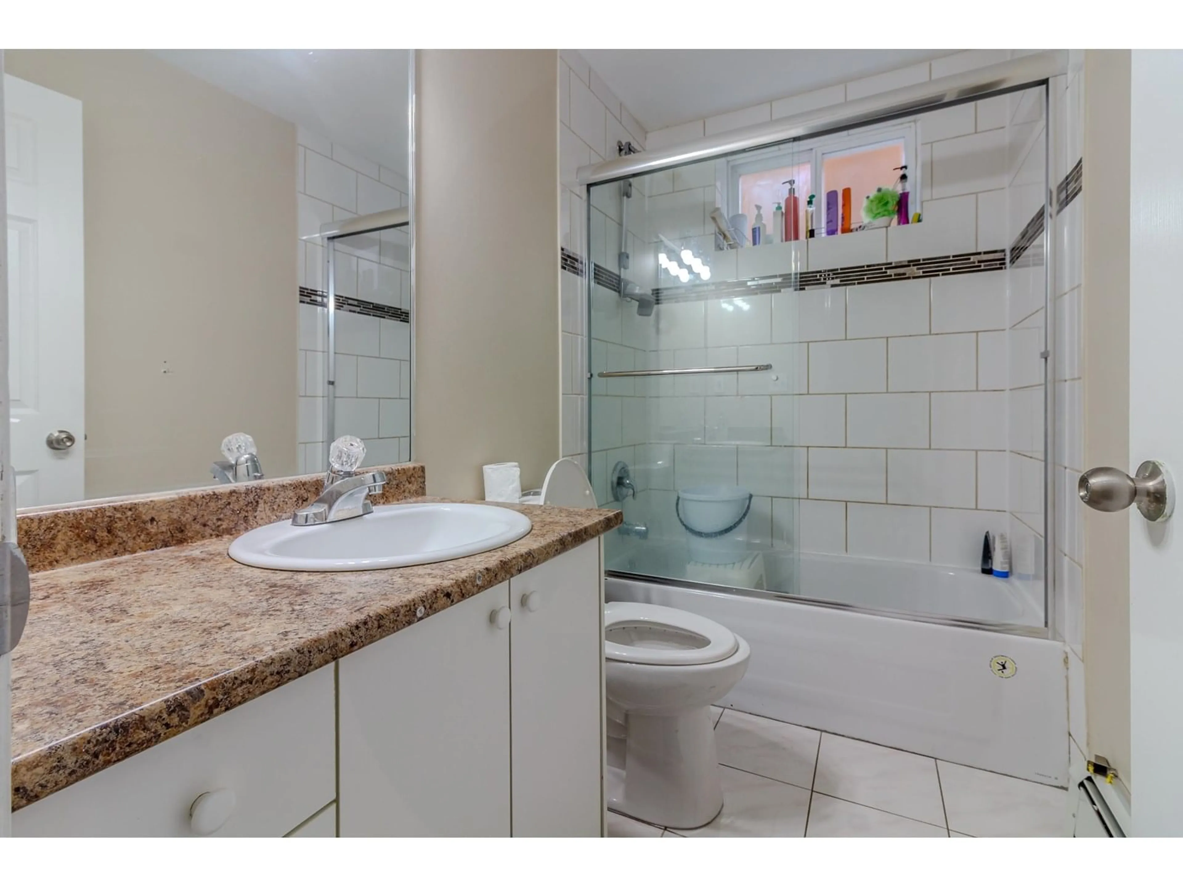 Standard bathroom, ceramic/tile floor for 12773 67, Surrey British Columbia V3W1G5