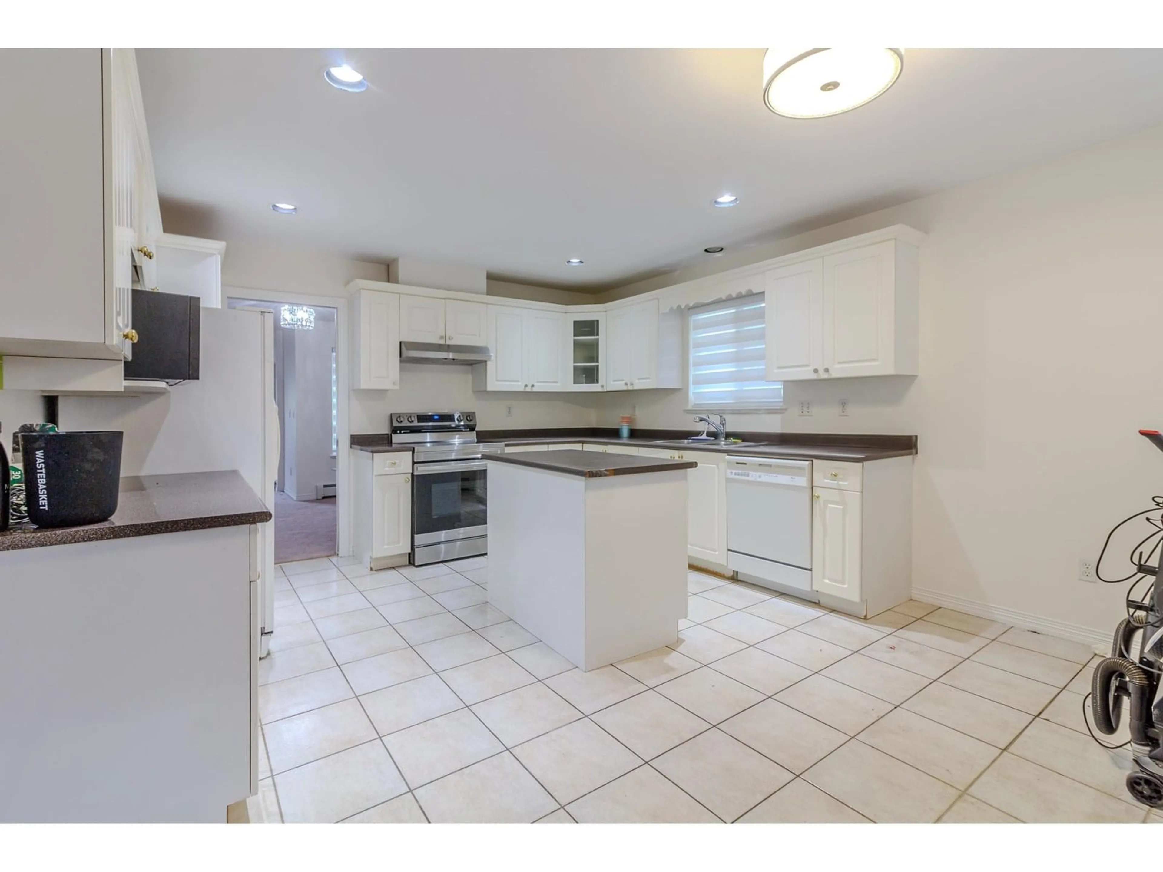 Standard kitchen, ceramic/tile floor for 12773 67, Surrey British Columbia V3W1G5