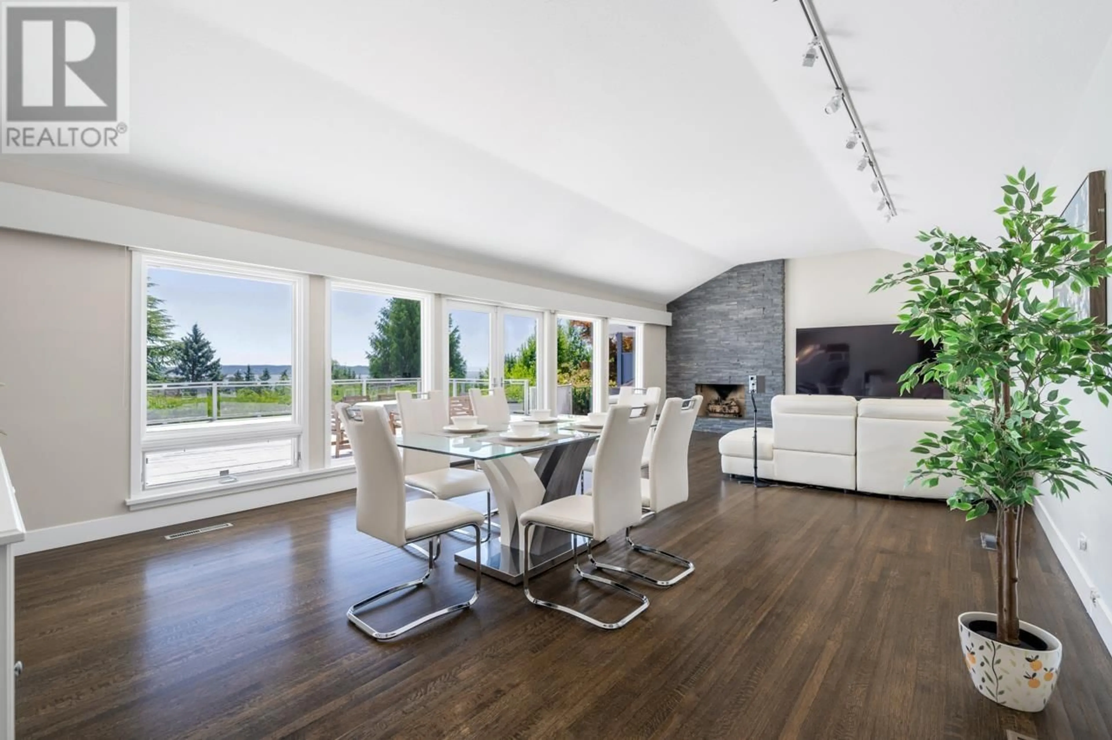 Dining room, wood/laminate floor for 4111 BURKEHILL ROAD, West Vancouver British Columbia V7V3L9